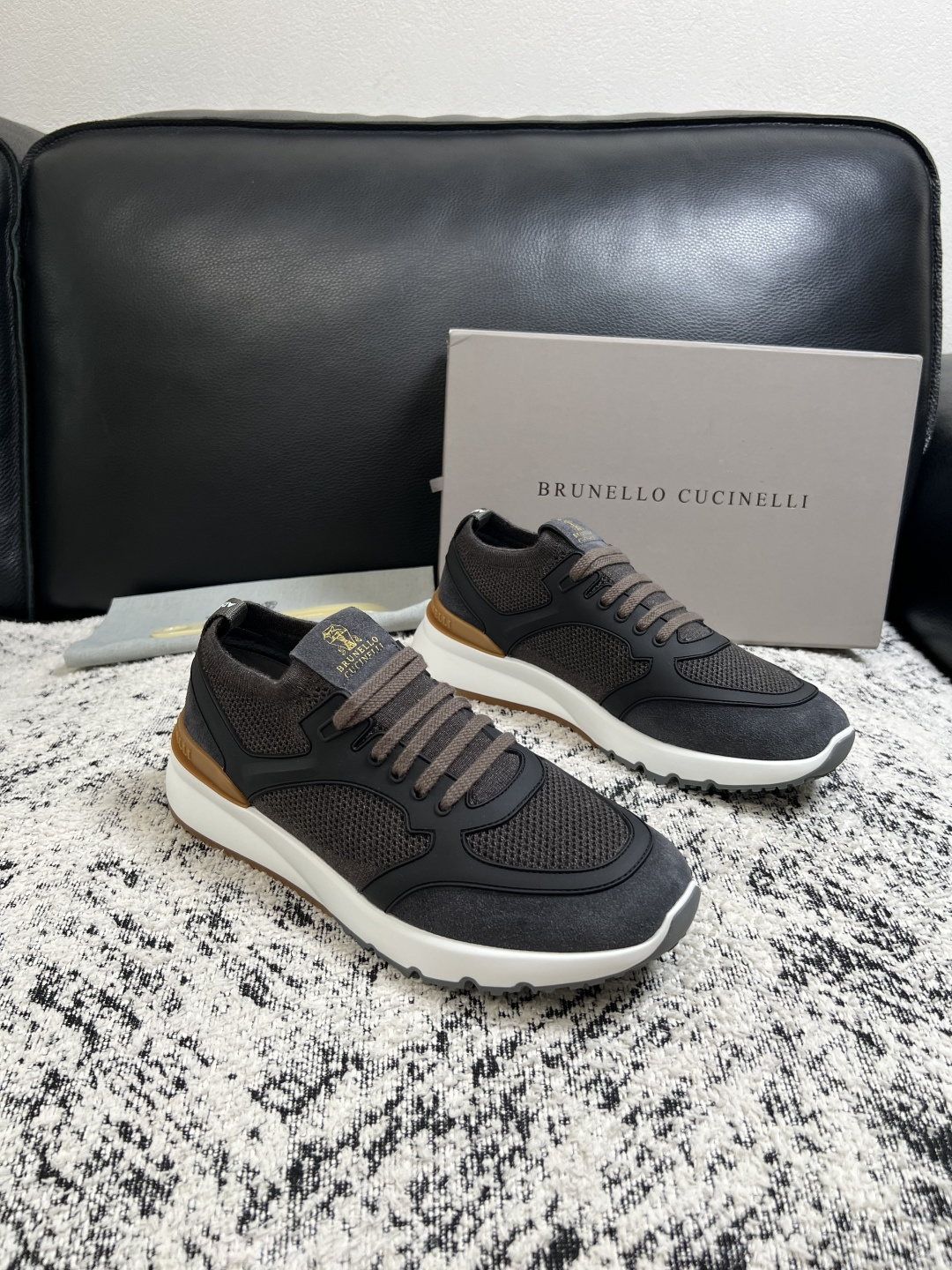 NO:930770,Brunello Cucinelli is a high-quality, top-grade handicraft. BC counters are equipped with original factory configurations. Cow leather lining imported from Italy, high-quality splicing and complex craftsmanship, breathable and comfortable. The soles are specially provided by the original factory and are super comfortable. Original factory and single goods, welcome to compare, code number 39-44 (customized 38 45), brunello cucinelli, cowhide19860909Brunello Cucinelli 高品质 顶级工艺品 BC 专柜同步原厂配置,意大利进口牛皮面料牛内里垫,高品质拼接复杂工艺,透气舒适 鞋底原厂特供原版底超级舒适,原厂跟单货,欢迎对比,码数 39-44(订做38 45 ),,brunello cucinelli,cowhide,Men's shoes