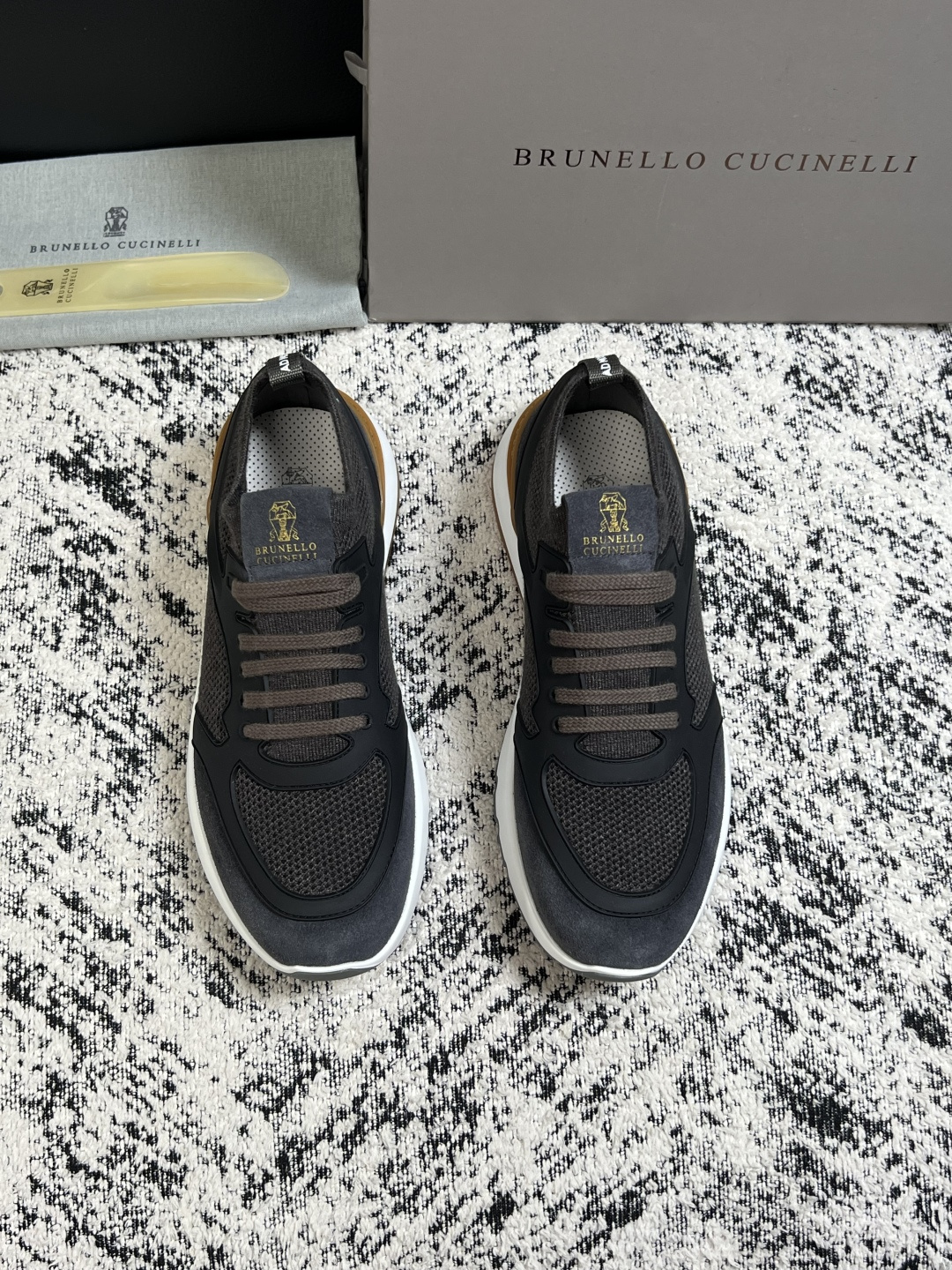 Brunello Cucinelli  高品质 顶级工艺品  BC  专柜同步原厂配置，意大利进口牛皮面料牛内里垫，高品