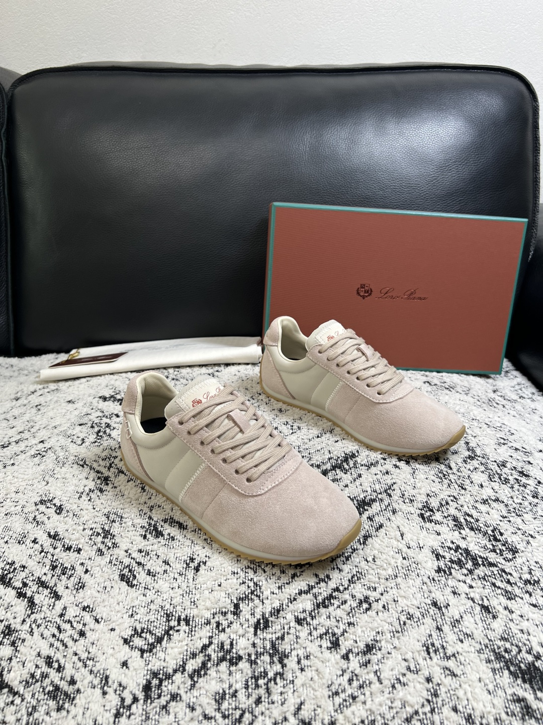 NO:931761,Loro piana is a high-quality top handicraft. The new product counter is equipped with the original factory, the upper is imported cowhide fabric from Italy, high-quality splicing technology, the sole is specially provided by the original factory, the exclusive activity molded sole is super comfortable, the original factory follows the order, and the couple size is 35-44 (custom-made 40 for women and 45 for men), loro piana, cowhide19860909Loro piana 高品质 顶级工艺品 诺悠翩雅 新品专柜同步原厂配置,鞋面意大利进口牛皮面料,高品质拼接工艺,鞋底原厂特供原版底,独家活动成型底超级舒适,原厂跟单货,情侣款 码数 35-44（ 订做 女40 男45）,,loro piana,cowhide,Men's shoes