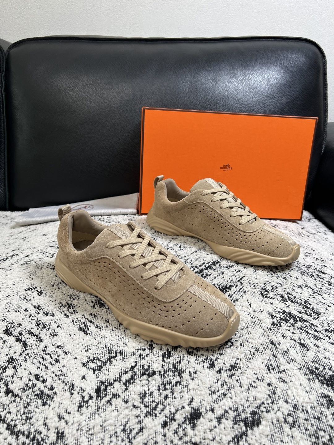 NO:930660,Hermes high-quality top crafts Hermès counters sell original configuration simultaneously, original cowhide fabric imported from Italy, high-quality splicing technology, fully imported water-dyed cowhide lining, original soles specially provided by the factory and super comfortable, original factory follow-up goods, code number 39-44 (customized 38 45), hermes, hermes, cowhide19860909Hermes 高品质 顶级工艺品 爱马仕 专柜同步发售原厂配置,意大利进口原版牛皮面料,高品质拼接工艺,全进口水染牛皮里垫,鞋底原厂特供原版底超级舒适,原厂跟单货 ,码数 39-44（ 订做 38 45）,,hermes,hermes,cowhide,Men's shoes