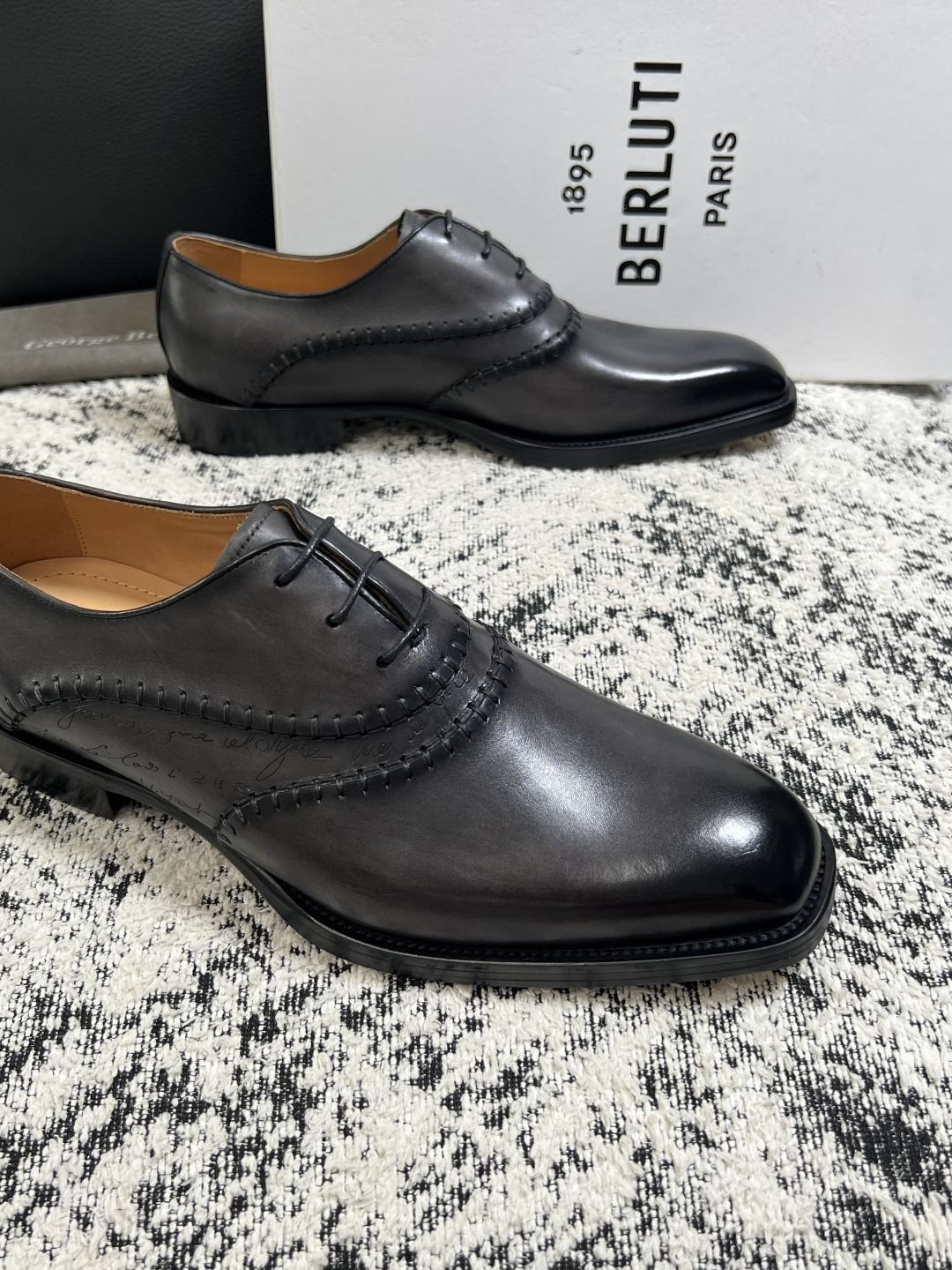 Berluti  高品质  顶级工艺品  布鲁提 专柜同步发售原厂配置，意大利进口牛皮面料，全进口水染牛皮里垫，鞋底：原