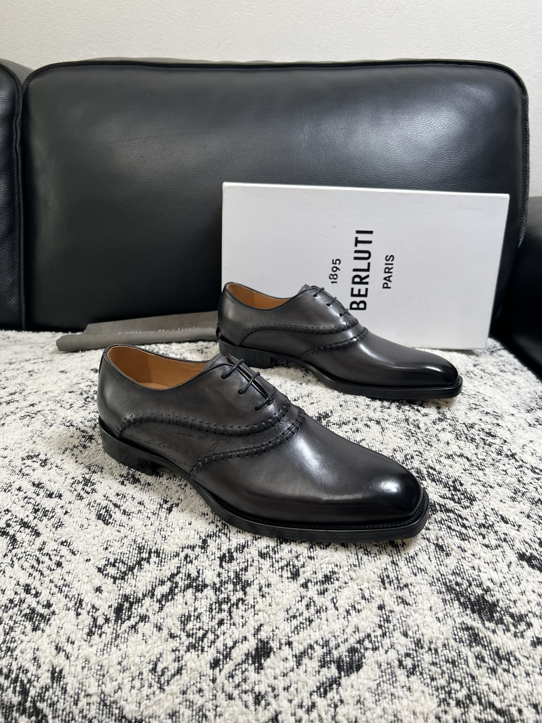 Berluti  高品质  顶级工艺品  布鲁提 专柜同步发售原厂配置，意大利进口牛皮面料，全进口水染牛皮里垫，鞋底：原