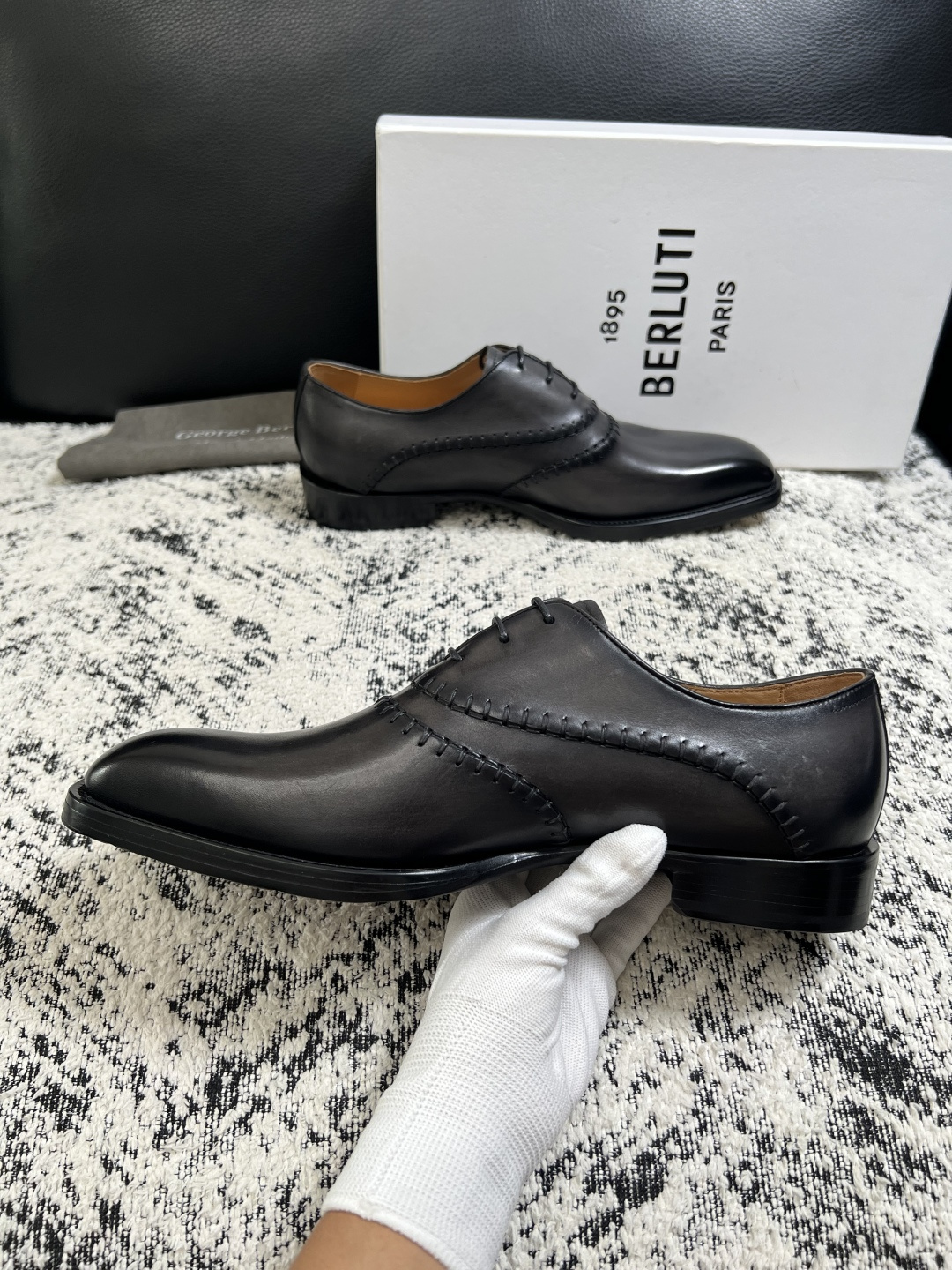 Berluti  高品质  顶级工艺品  布鲁提 专柜同步发售原厂配置，意大利进口牛皮面料，全进口水染牛皮里垫，鞋底：原