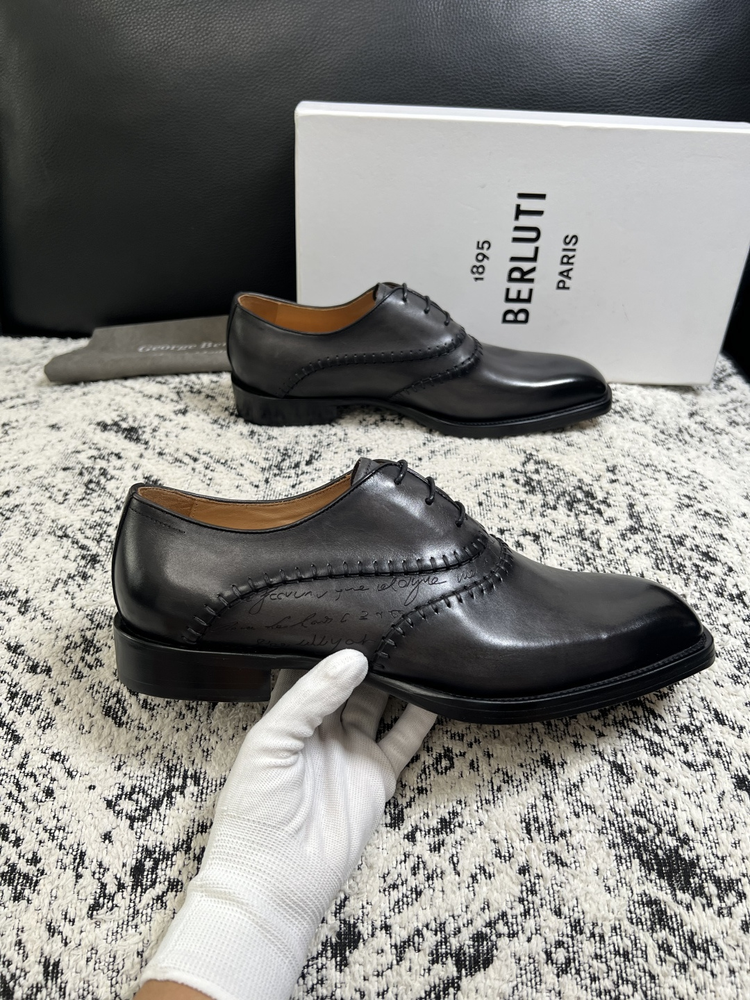 Berluti  高品质  顶级工艺品  布鲁提 专柜同步发售原厂配置，意大利进口牛皮面料，全进口水染牛皮里垫，鞋底：原