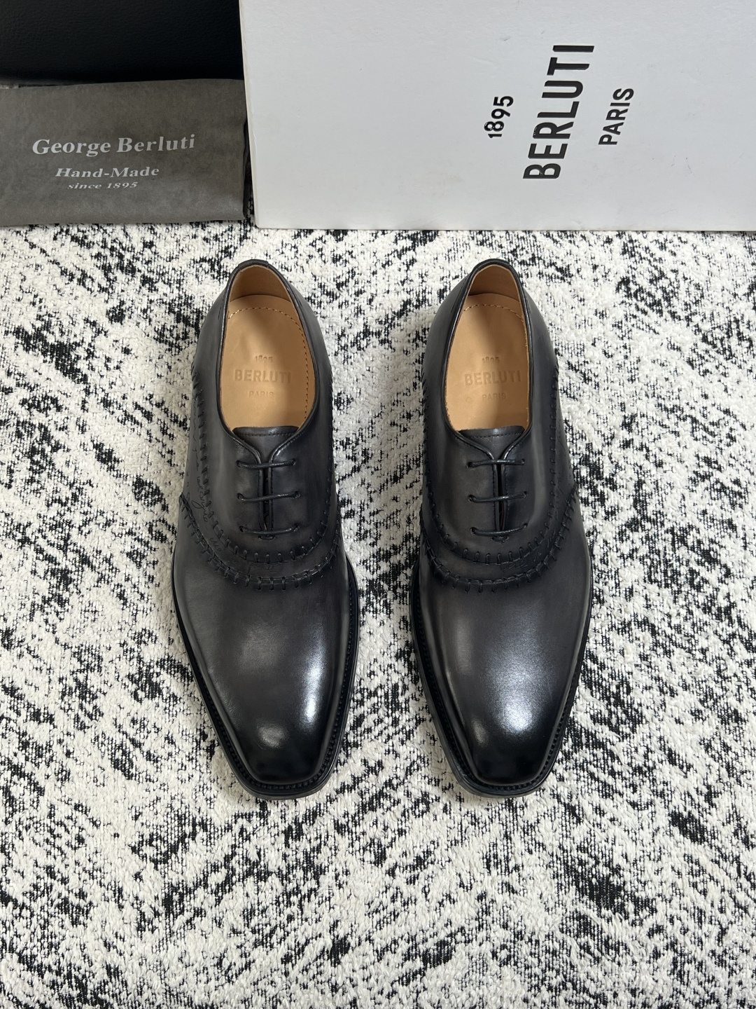 Berluti  高品质  顶级工艺品  布鲁提 专柜同步发售原厂配置，意大利进口牛皮面料，全进口水染牛皮里垫，鞋底：原