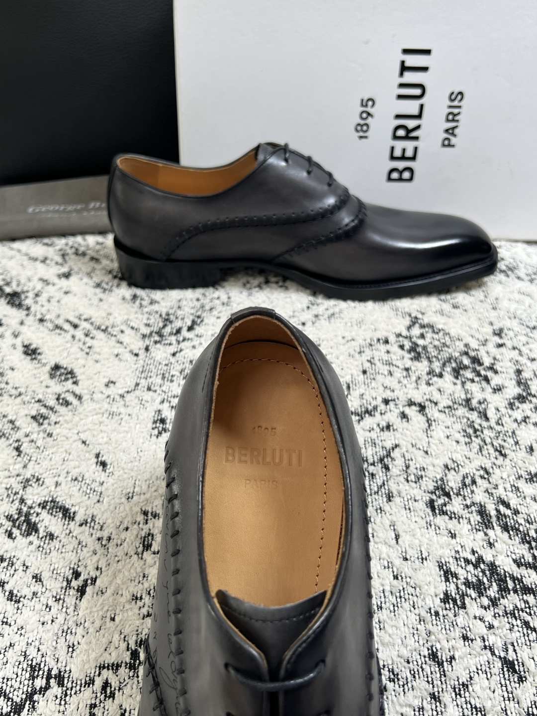 Berluti  高品质  顶级工艺品  布鲁提 专柜同步发售原厂配置，意大利进口牛皮面料，全进口水染牛皮里垫，鞋底：原