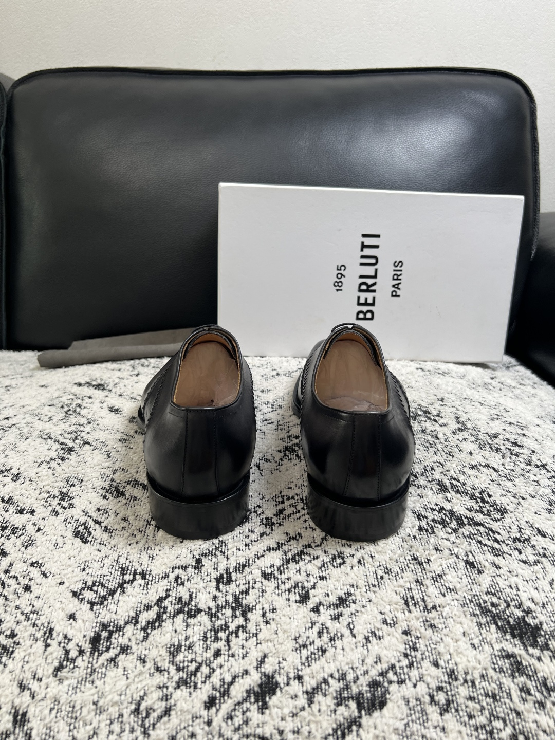 Berluti  高品质  顶级工艺品  布鲁提 专柜同步发售原厂配置，意大利进口牛皮面料，全进口水染牛皮里垫，鞋底：原