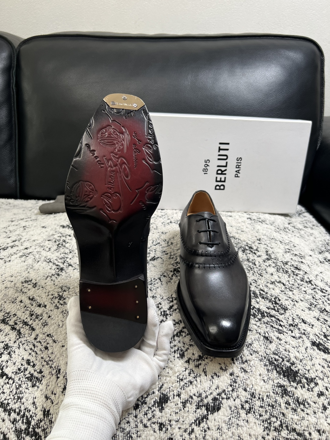 Berluti  高品质  顶级工艺品  布鲁提 专柜同步发售原厂配置，意大利进口牛皮面料，全进口水染牛皮里垫，鞋底：原
