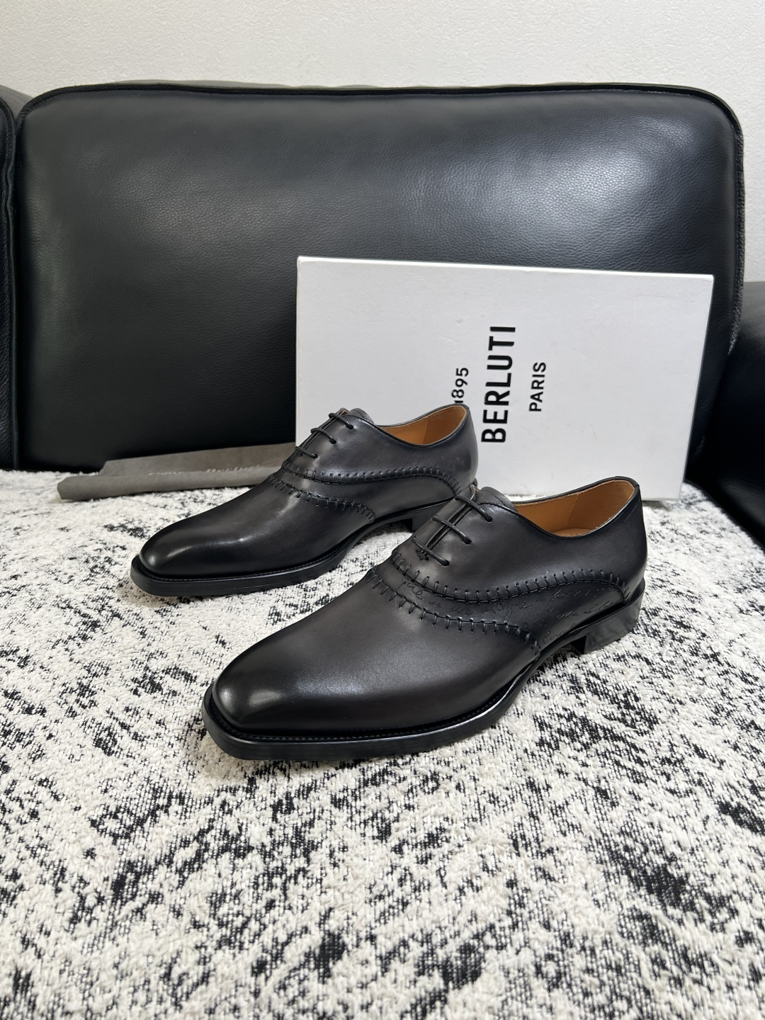 Berluti  高品质  顶级工艺品  布鲁提 专柜同步发售原厂配置，意大利进口牛皮面料，全进口水染牛皮里垫，鞋底：原