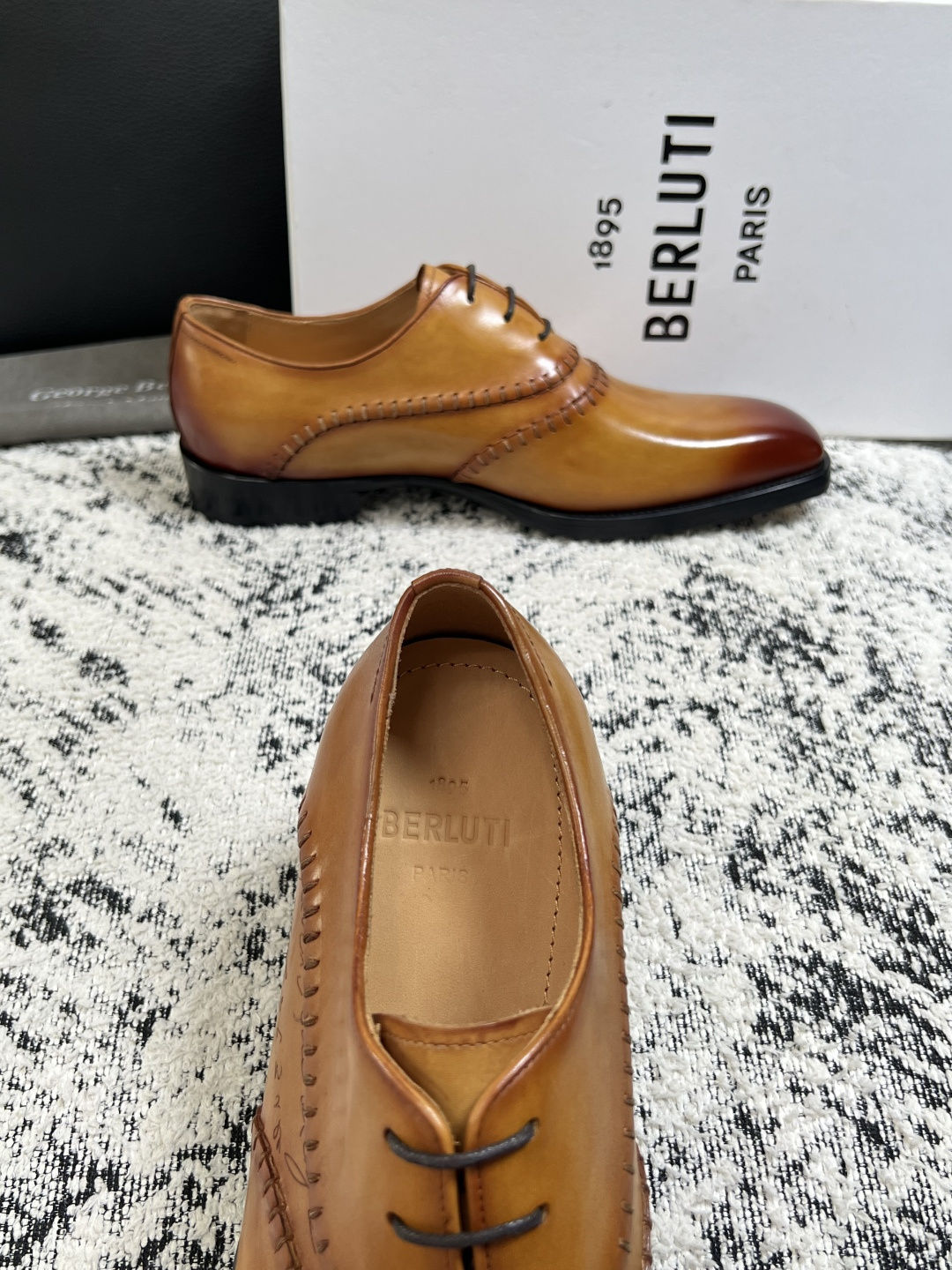 Berluti  高品质  顶级工艺品  布鲁提 专柜同步发售原厂配置，意大利进口牛皮面料，全进口水染牛皮里垫，鞋底：原