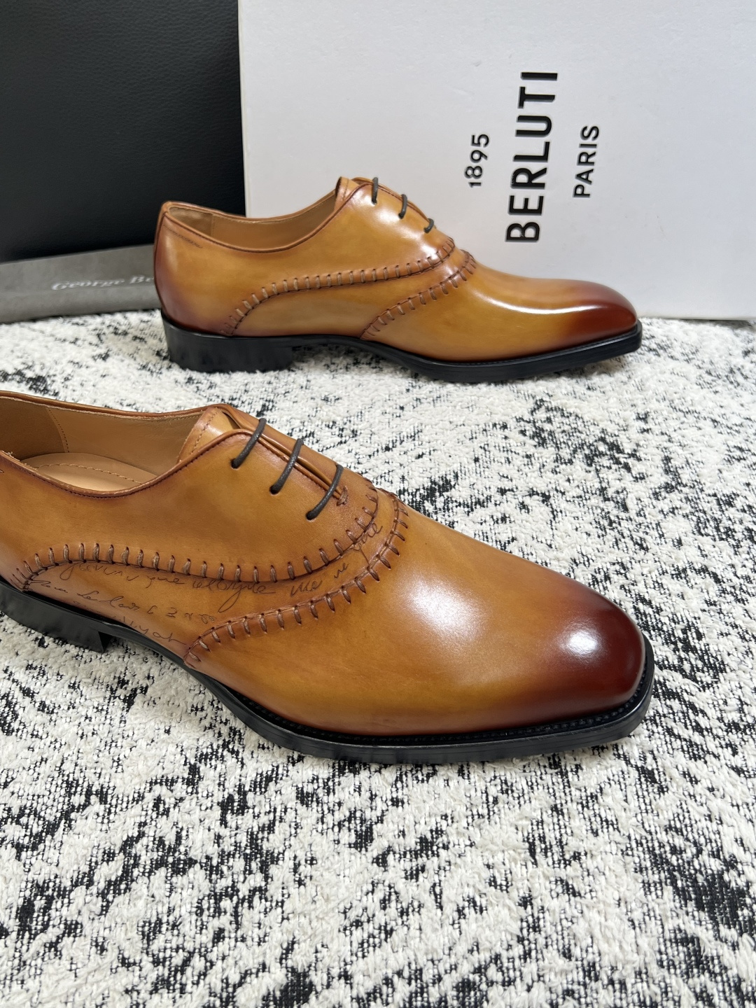 Berluti  高品质  顶级工艺品  布鲁提 专柜同步发售原厂配置，意大利进口牛皮面料，全进口水染牛皮里垫，鞋底：原
