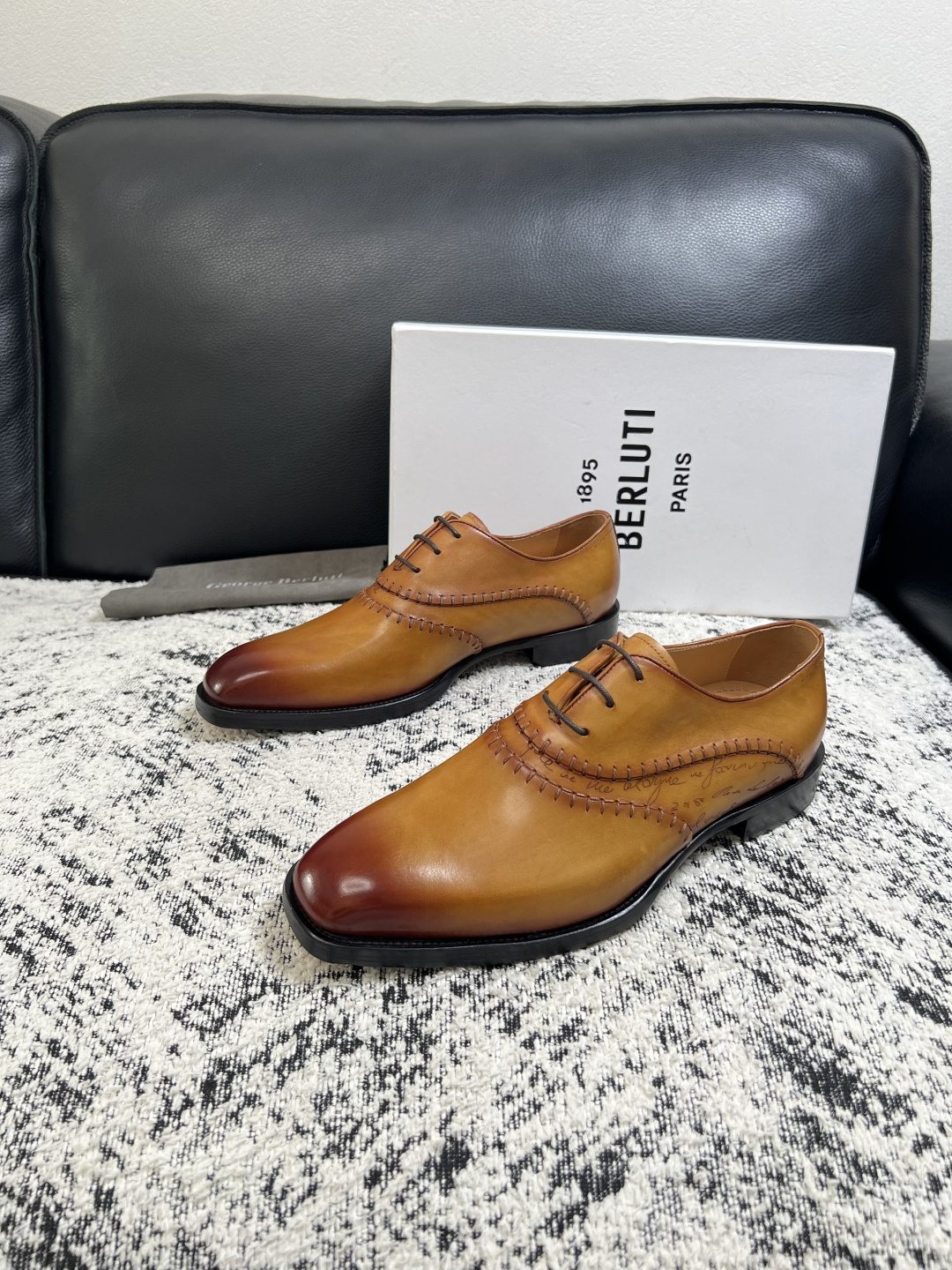 Berluti  高品质  顶级工艺品  布鲁提 专柜同步发售原厂配置，意大利进口牛皮面料，全进口水染牛皮里垫，鞋底：原