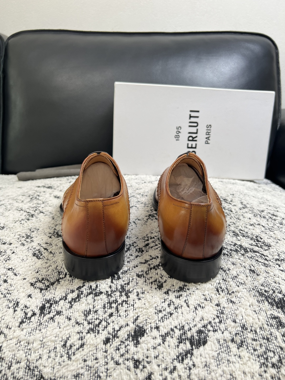 Berluti  高品质  顶级工艺品  布鲁提 专柜同步发售原厂配置，意大利进口牛皮面料，全进口水染牛皮里垫，鞋底：原