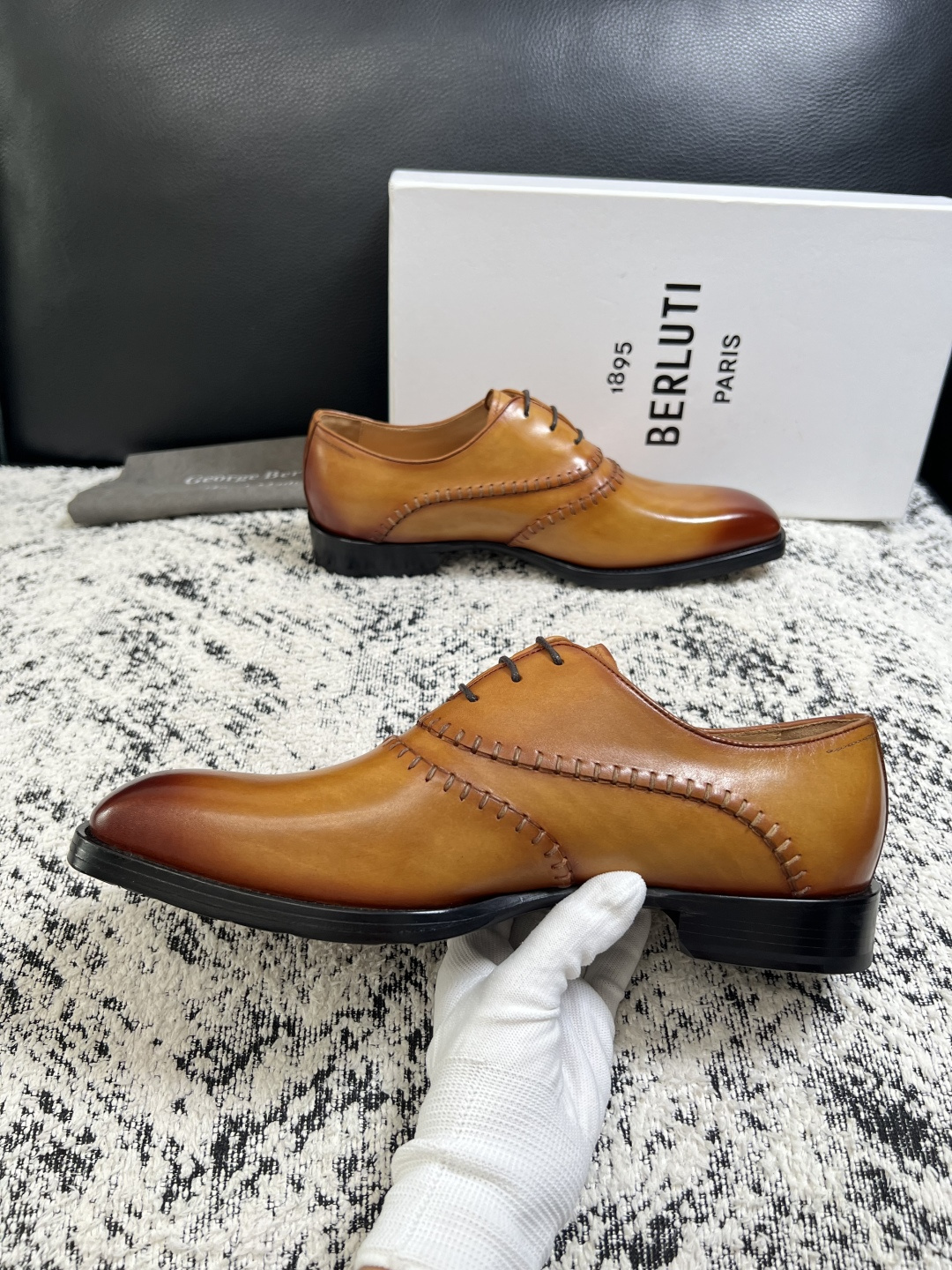 Berluti  高品质  顶级工艺品  布鲁提 专柜同步发售原厂配置，意大利进口牛皮面料，全进口水染牛皮里垫，鞋底：原