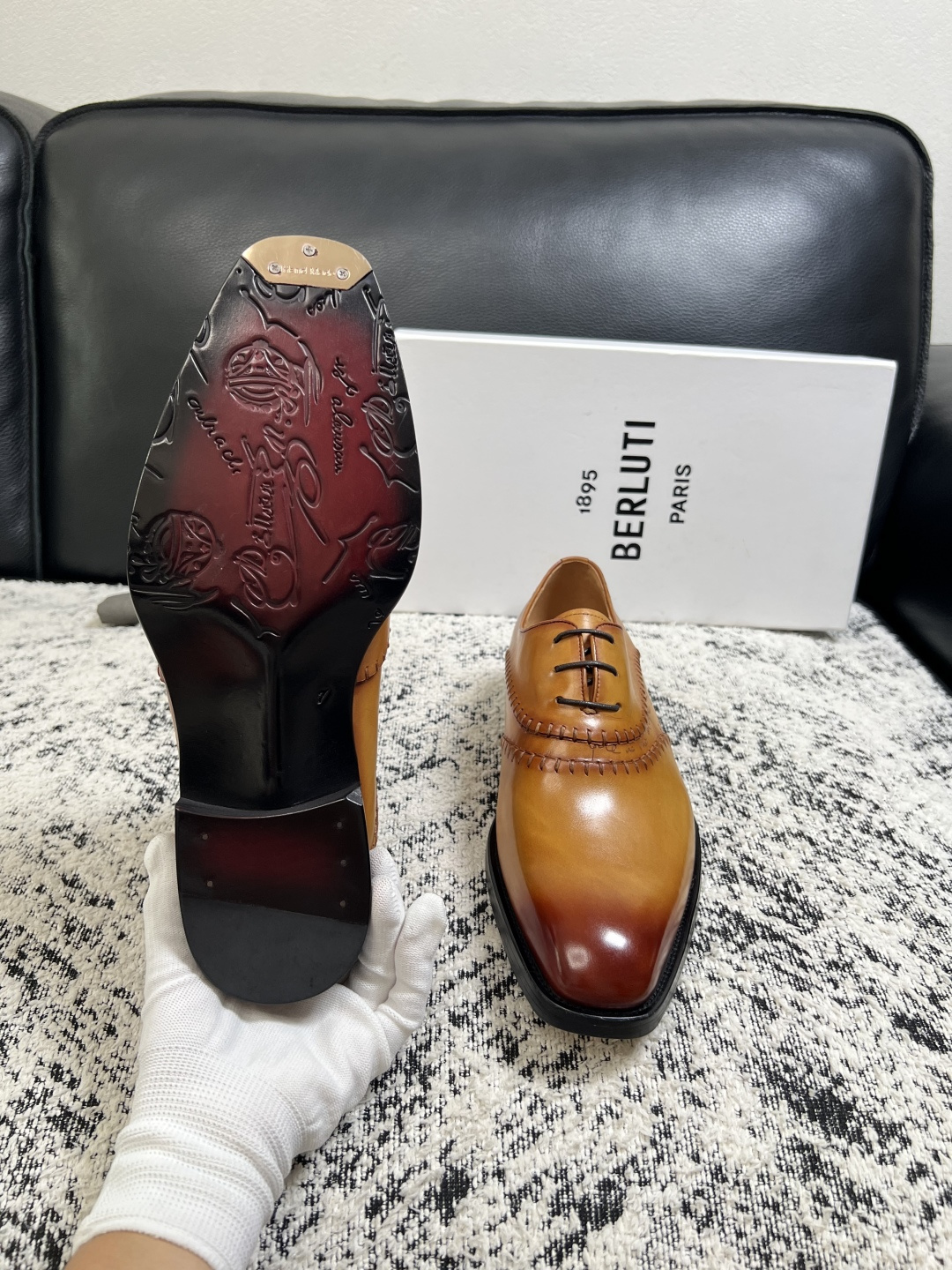 Berluti  高品质  顶级工艺品  布鲁提 专柜同步发售原厂配置，意大利进口牛皮面料，全进口水染牛皮里垫，鞋底：原