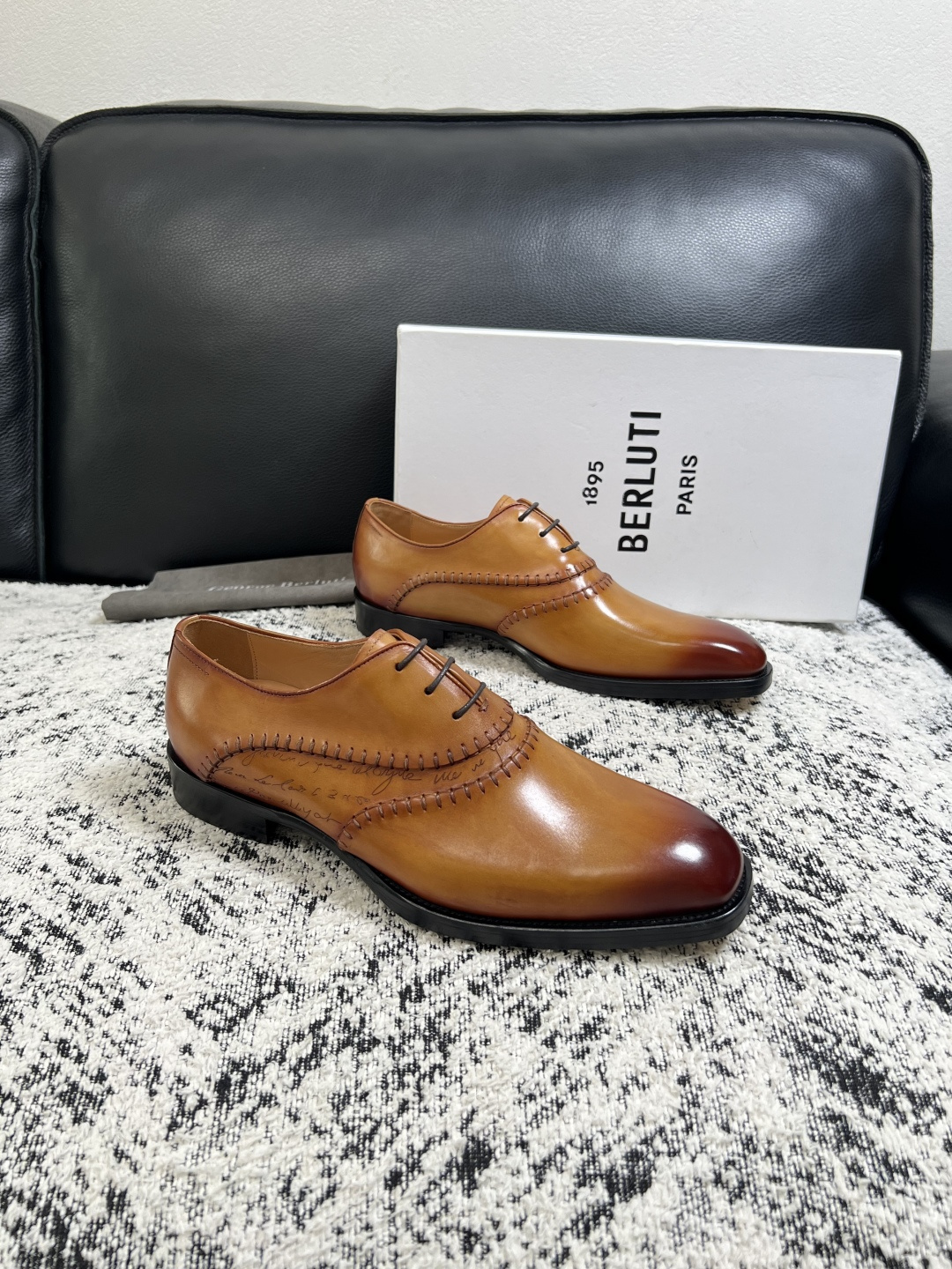 Berluti  高品质  顶级工艺品  布鲁提 专柜同步发售原厂配置，意大利进口牛皮面料，全进口水染牛皮里垫，鞋底：原