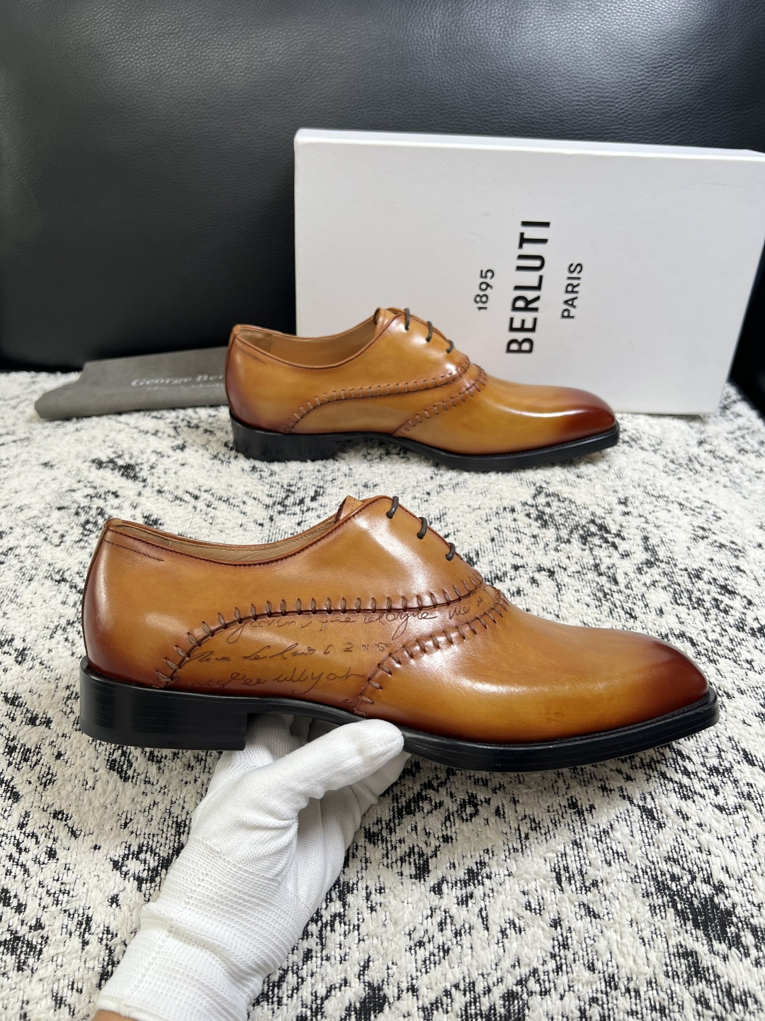 Berluti  高品质  顶级工艺品  布鲁提 专柜同步发售原厂配置，意大利进口牛皮面料，全进口水染牛皮里垫，鞋底：原