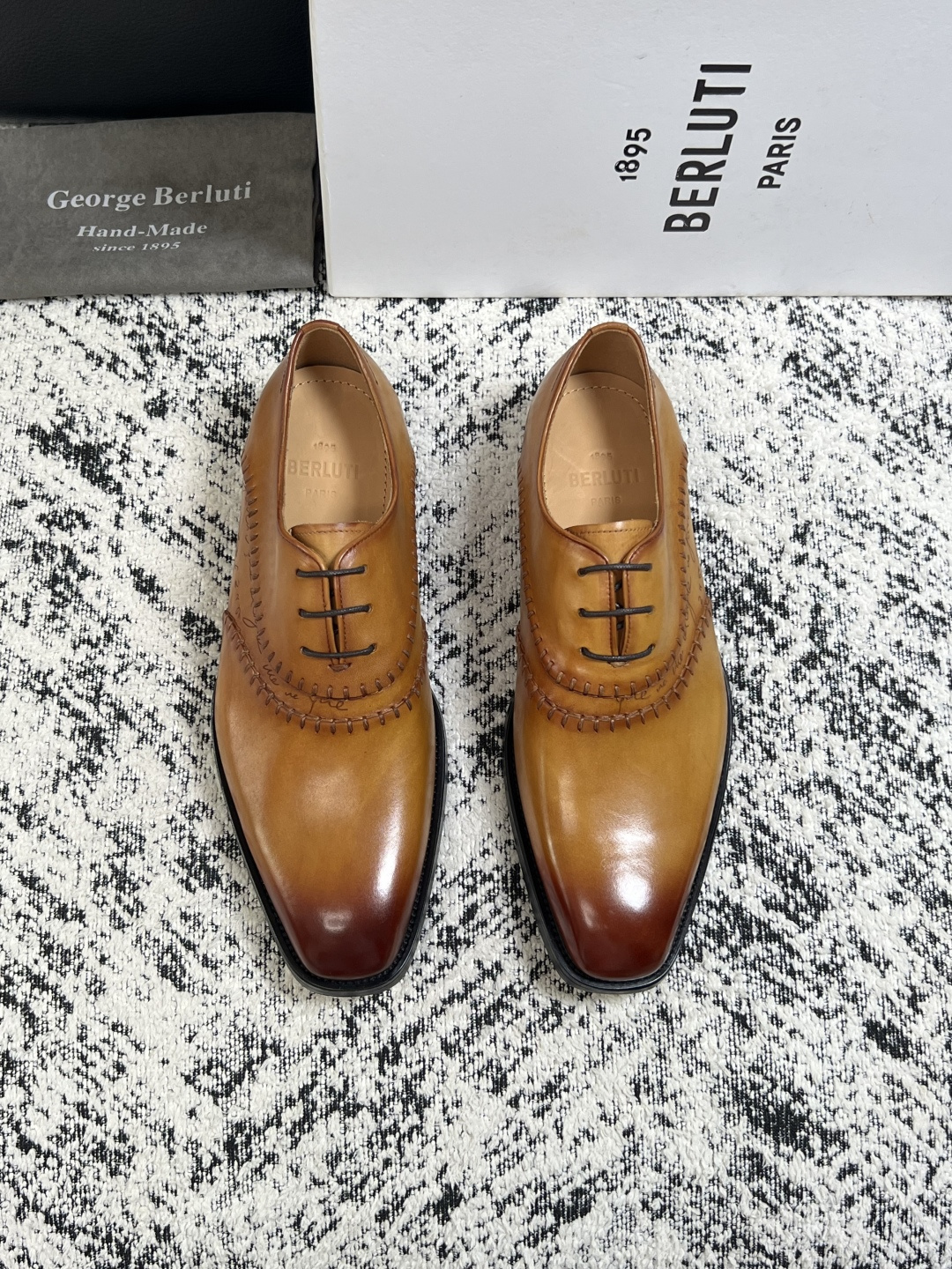 Berluti  高品质  顶级工艺品  布鲁提 专柜同步发售原厂配置，意大利进口牛皮面料，全进口水染牛皮里垫，鞋底：原