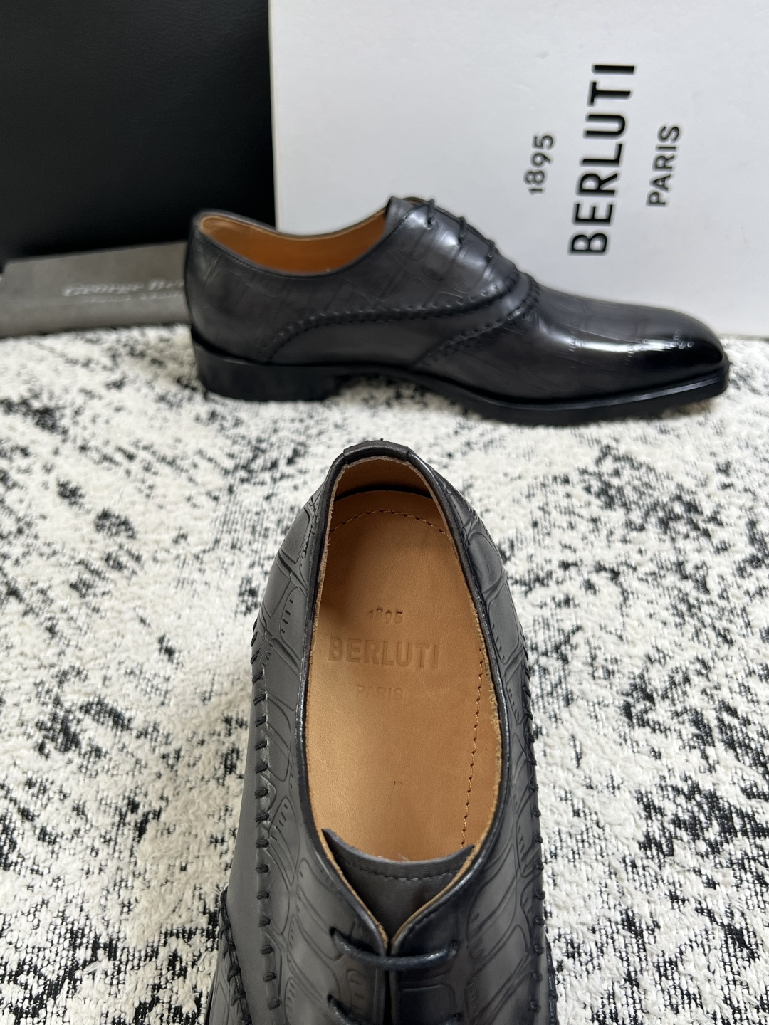 Berluti  高品质  顶级工艺品  布鲁提 专柜同步发售原厂配置，意大利进口牛皮面料，全进口水染牛皮里垫，鞋底：原