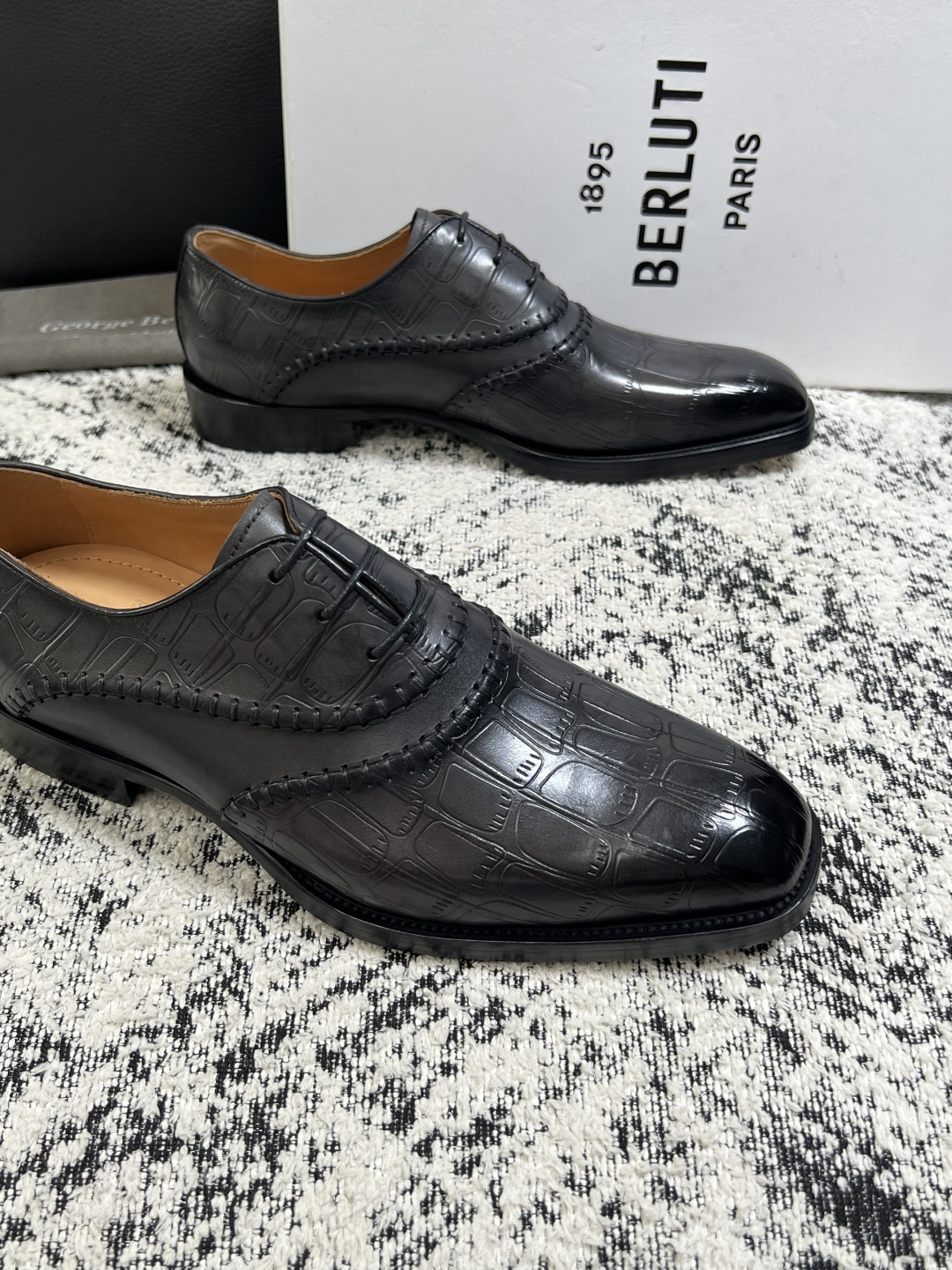Berluti  高品质  顶级工艺品  布鲁提 专柜同步发售原厂配置，意大利进口牛皮面料，全进口水染牛皮里垫，鞋底：原