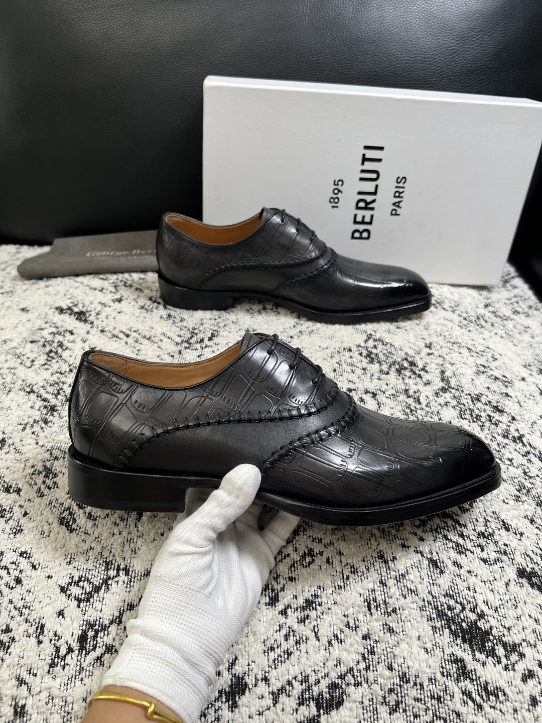 Berluti  高品质  顶级工艺品  布鲁提 专柜同步发售原厂配置，意大利进口牛皮面料，全进口水染牛皮里垫，鞋底：原