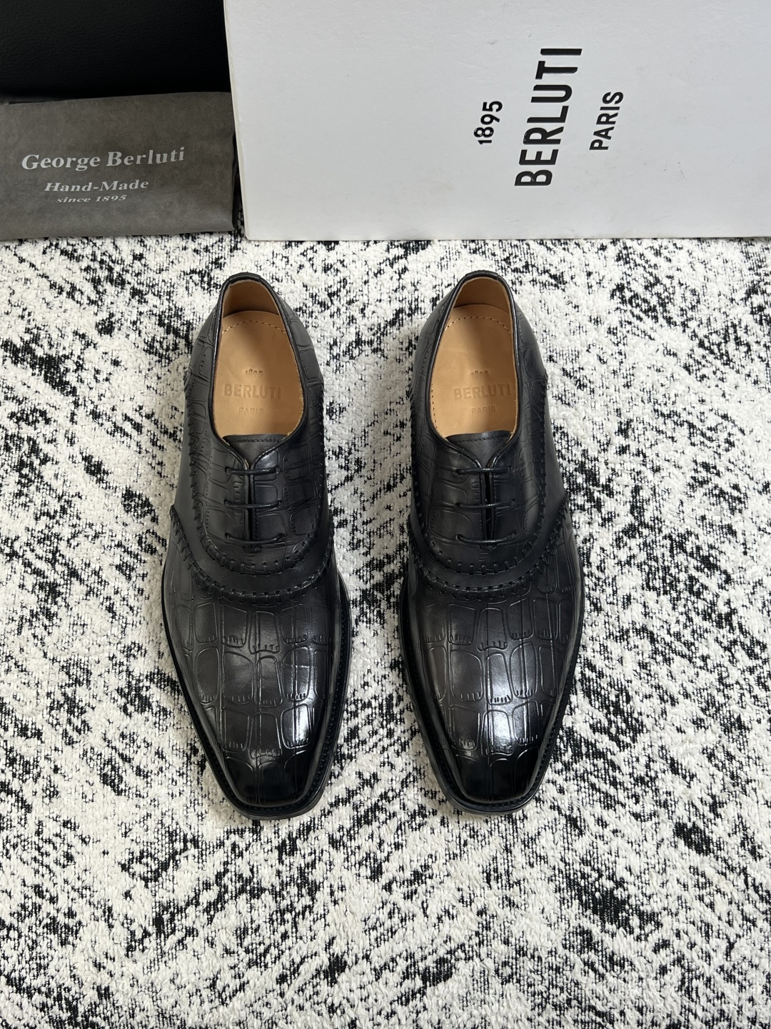 Berluti  高品质  顶级工艺品  布鲁提 专柜同步发售原厂配置，意大利进口牛皮面料，全进口水染牛皮里垫，鞋底：原