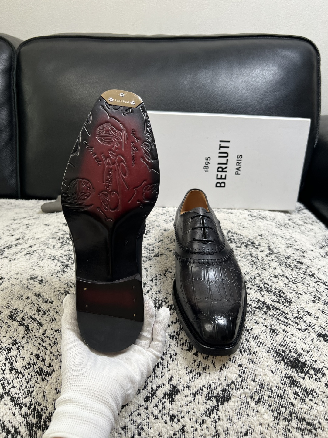 Berluti  高品质  顶级工艺品  布鲁提 专柜同步发售原厂配置，意大利进口牛皮面料，全进口水染牛皮里垫，鞋底：原
