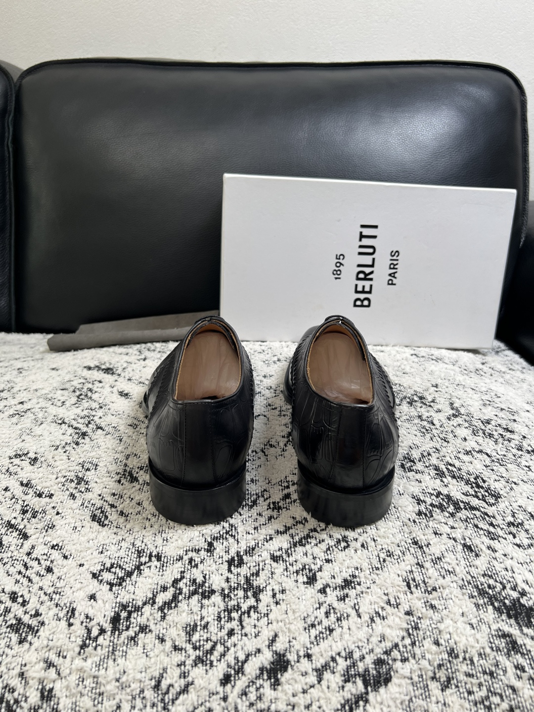 Berluti  高品质  顶级工艺品  布鲁提 专柜同步发售原厂配置，意大利进口牛皮面料，全进口水染牛皮里垫，鞋底：原