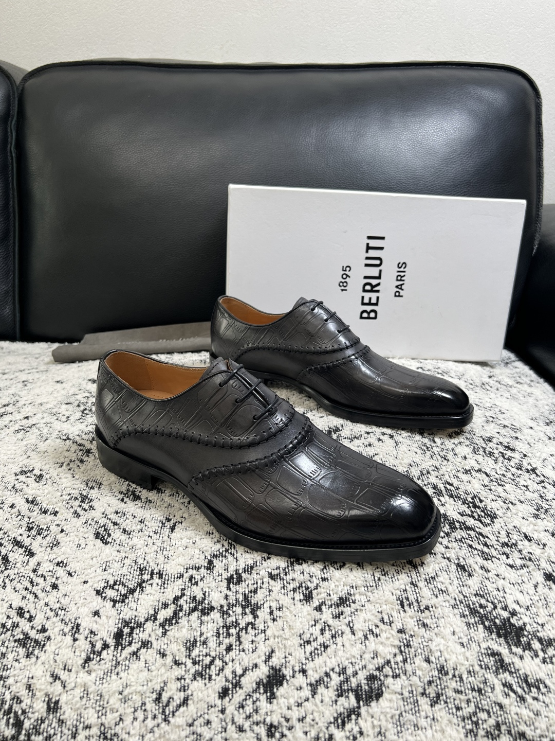 Berluti  高品质  顶级工艺品  布鲁提 专柜同步发售原厂配置，意大利进口牛皮面料，全进口水染牛皮里垫，鞋底：原
