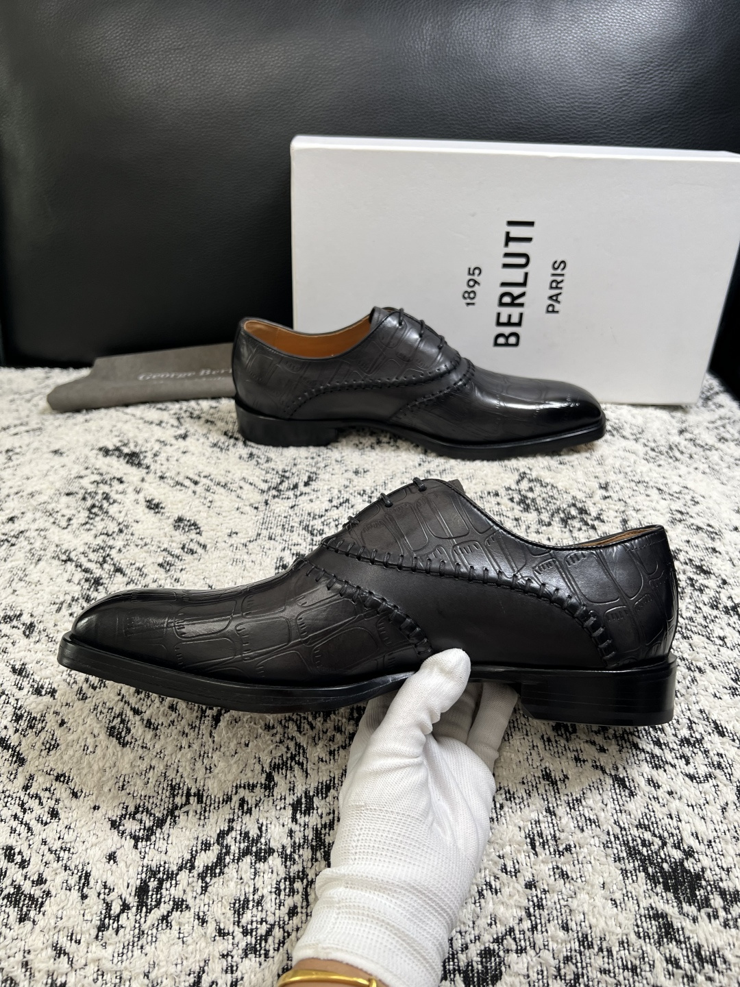 Berluti  高品质  顶级工艺品  布鲁提 专柜同步发售原厂配置，意大利进口牛皮面料，全进口水染牛皮里垫，鞋底：原