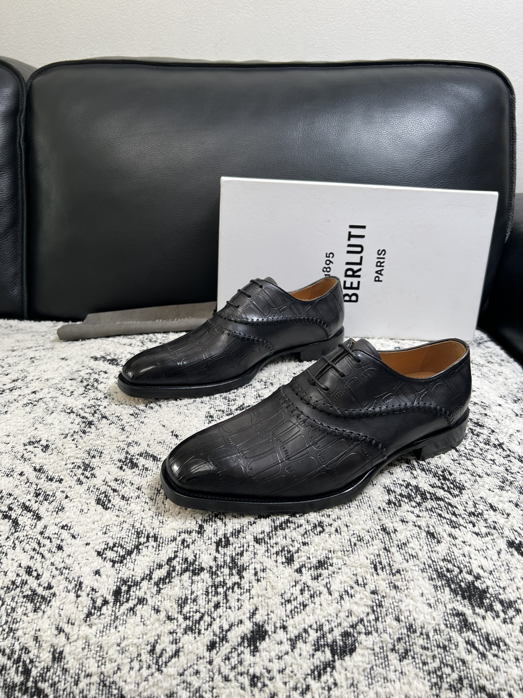 Berluti  高品质  顶级工艺品  布鲁提 专柜同步发售原厂配置，意大利进口牛皮面料，全进口水染牛皮里垫，鞋底：原