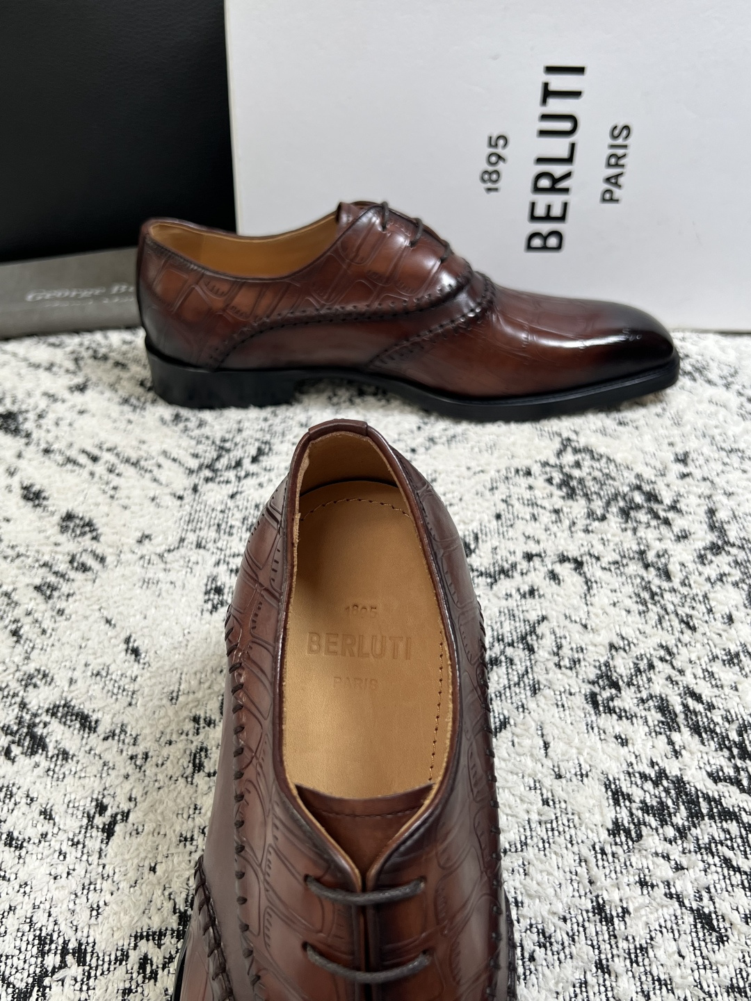 Berluti  高品质  顶级工艺品  布鲁提 专柜同步发售原厂配置，意大利进口牛皮面料，全进口水染牛皮里垫，鞋底：原