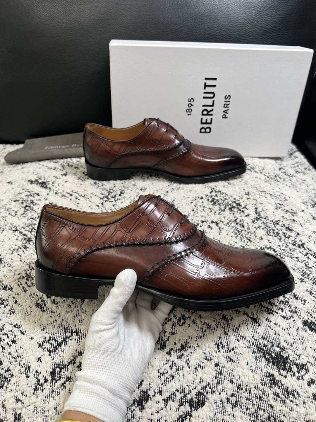 Berluti  高品质  顶级工艺品  布鲁提 专柜同步发售原厂配置，意大利进口牛皮面料，全进口水染牛皮里垫，鞋底：原