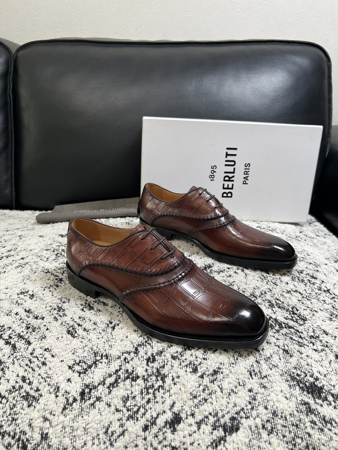 NO:930669,Berluti high-quality top handicrafts. Berluti counters sell original configuration simultaneously, Italian imported cowhide fabrics, fully imported water-dyed cowhide linings, soles specially provided by the original factory and super comfortable, original factory follow-up goods, code number 39-44 (order 38 45 46),,cowhide19860909Berluti 高品质 顶级工艺品 布鲁提 专柜同步发售原厂配置,意大利进口牛皮面料,全进口水染牛皮里垫,鞋底原厂特供原版底超级舒适,原厂跟单货,码数 39-44（订38 45 46）,,cowhide,Men's shoes
