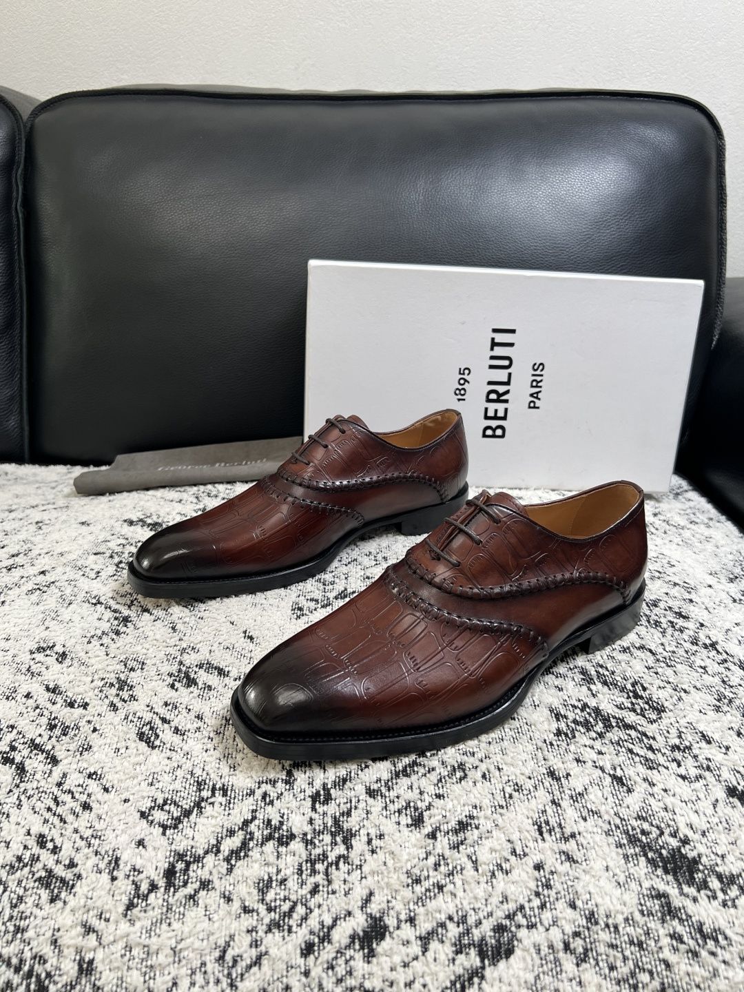 Berluti  高品质  顶级工艺品  布鲁提 专柜同步发售原厂配置，意大利进口牛皮面料，全进口水染牛皮里垫，鞋底：原