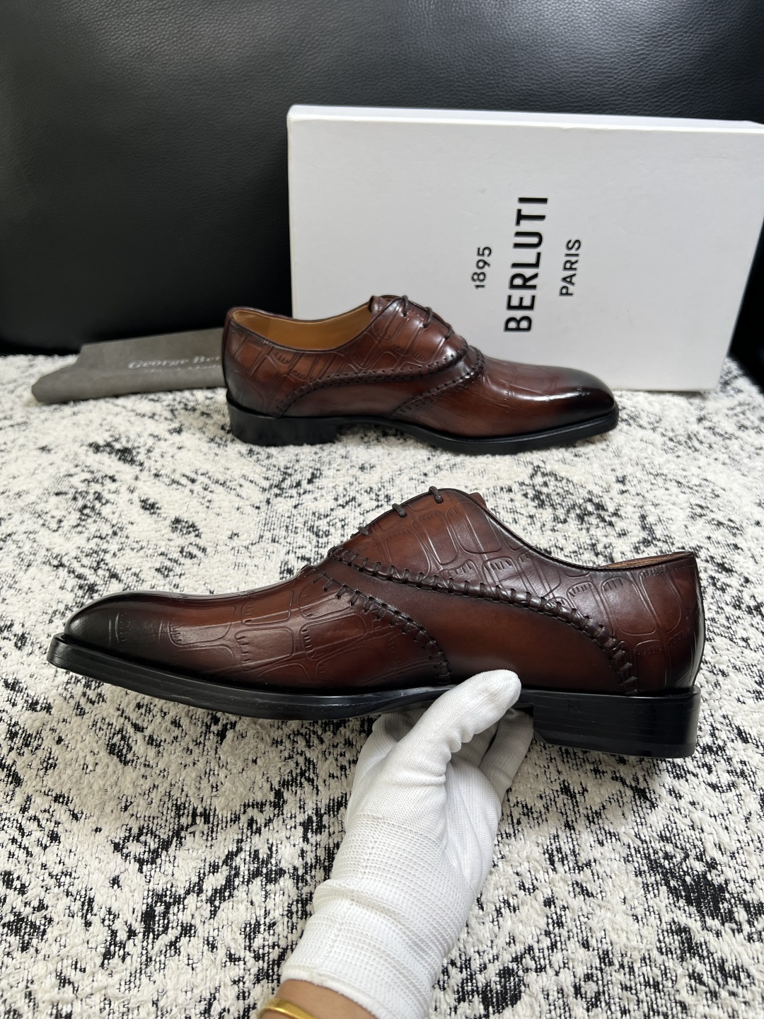 Berluti  高品质  顶级工艺品  布鲁提 专柜同步发售原厂配置，意大利进口牛皮面料，全进口水染牛皮里垫，鞋底：原