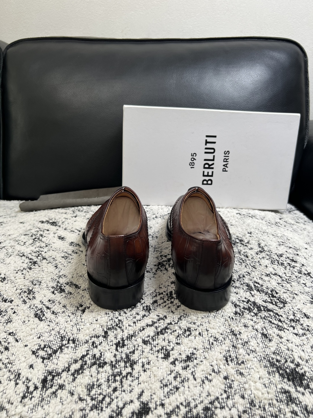 Berluti  高品质  顶级工艺品  布鲁提 专柜同步发售原厂配置，意大利进口牛皮面料，全进口水染牛皮里垫，鞋底：原