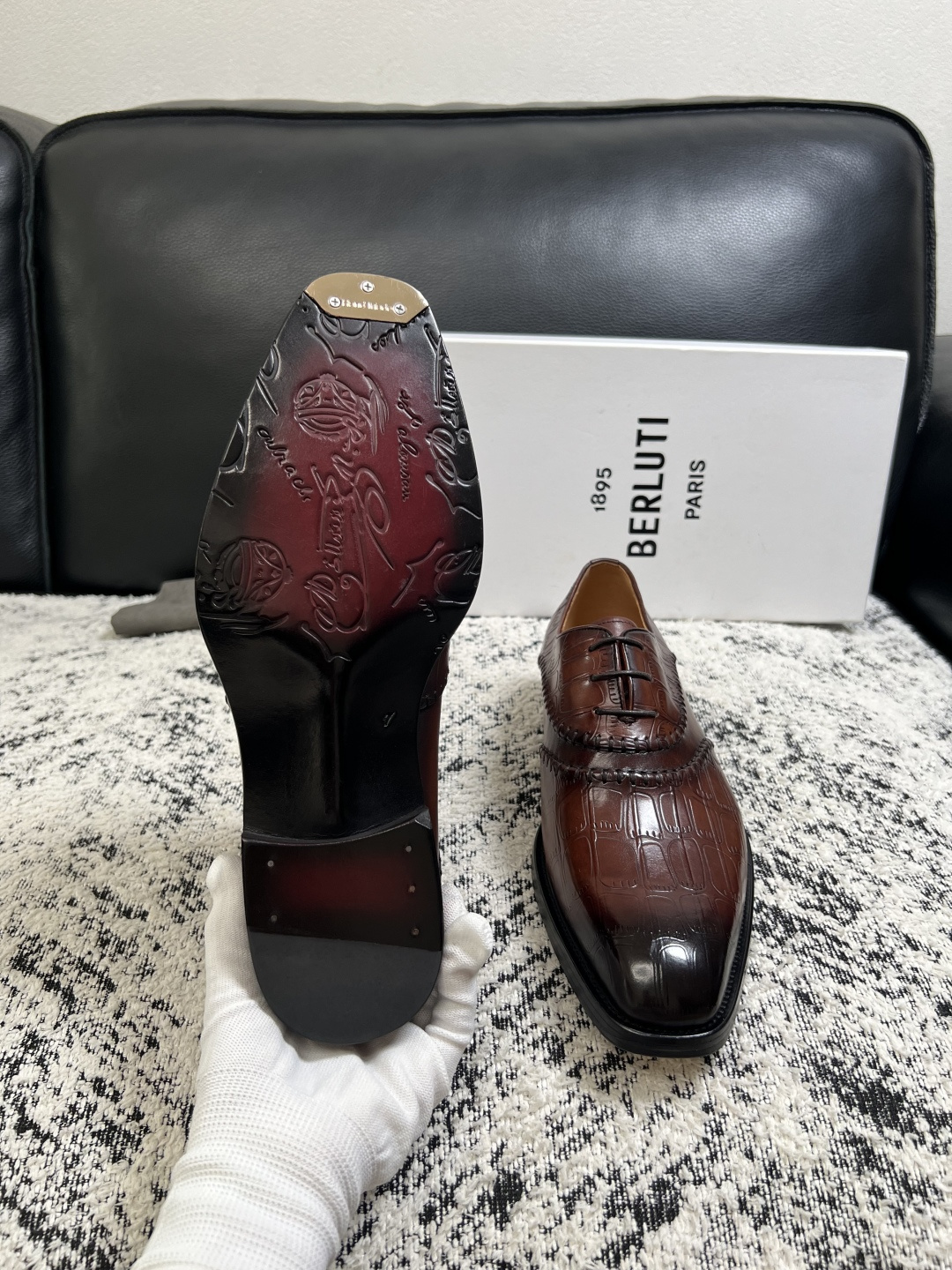 Berluti  高品质  顶级工艺品  布鲁提 专柜同步发售原厂配置，意大利进口牛皮面料，全进口水染牛皮里垫，鞋底：原
