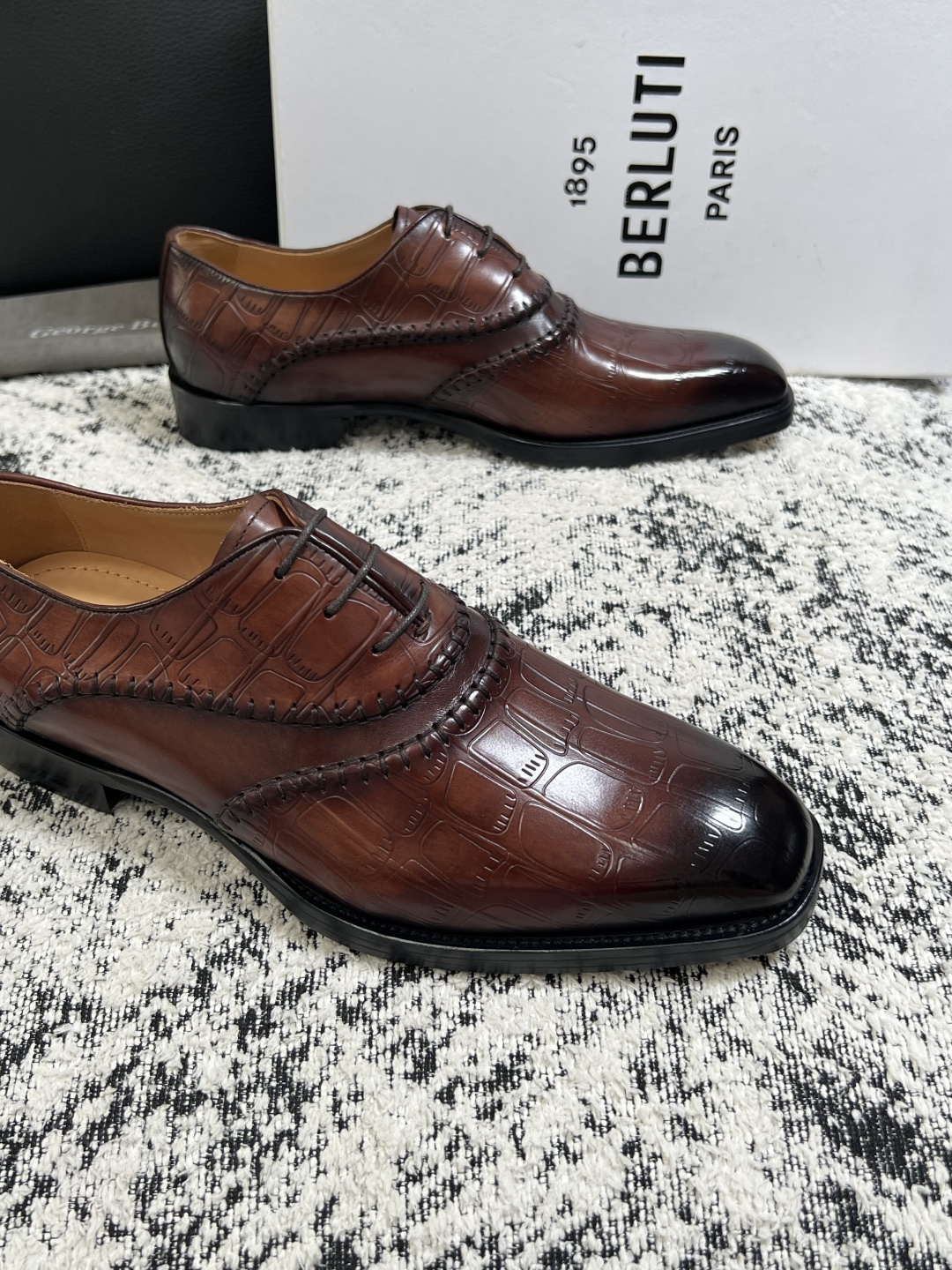 Berluti  高品质  顶级工艺品  布鲁提 专柜同步发售原厂配置，意大利进口牛皮面料，全进口水染牛皮里垫，鞋底：原