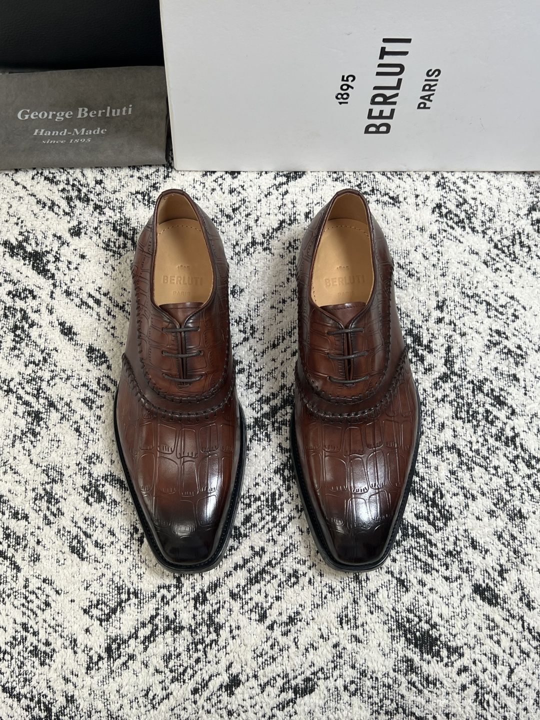 Berluti  高品质  顶级工艺品  布鲁提 专柜同步发售原厂配置，意大利进口牛皮面料，全进口水染牛皮里垫，鞋底：原