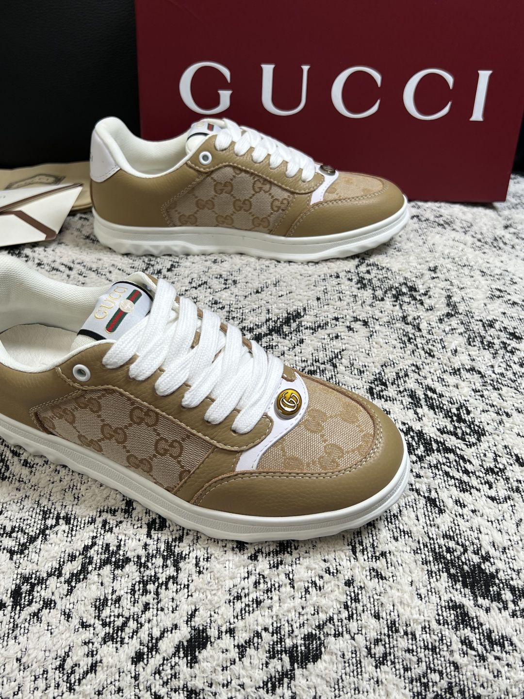 Gucci 高品质  顶级工艺品  古奇  专柜新款原厂配置，意大利进口牛皮面料，进口牛皮内里垫，透气舒适，鞋底：原厂特