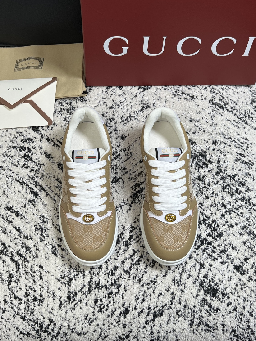 Gucci 高品质  顶级工艺品  古奇  专柜新款原厂配置，意大利进口牛皮面料，进口牛皮内里垫，透气舒适，鞋底：原厂特