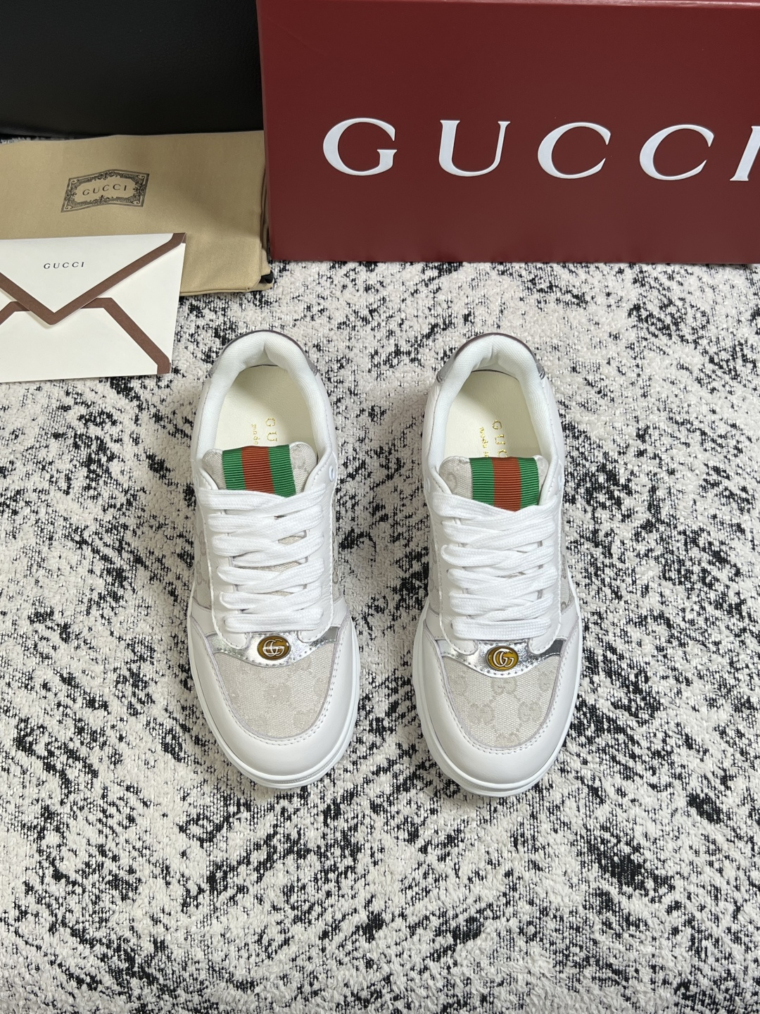 Gucci 高品质  顶级工艺品  古奇  专柜新款原厂配置，意大利进口牛皮面料，进口牛皮内里垫，透气舒适，鞋底：原厂特