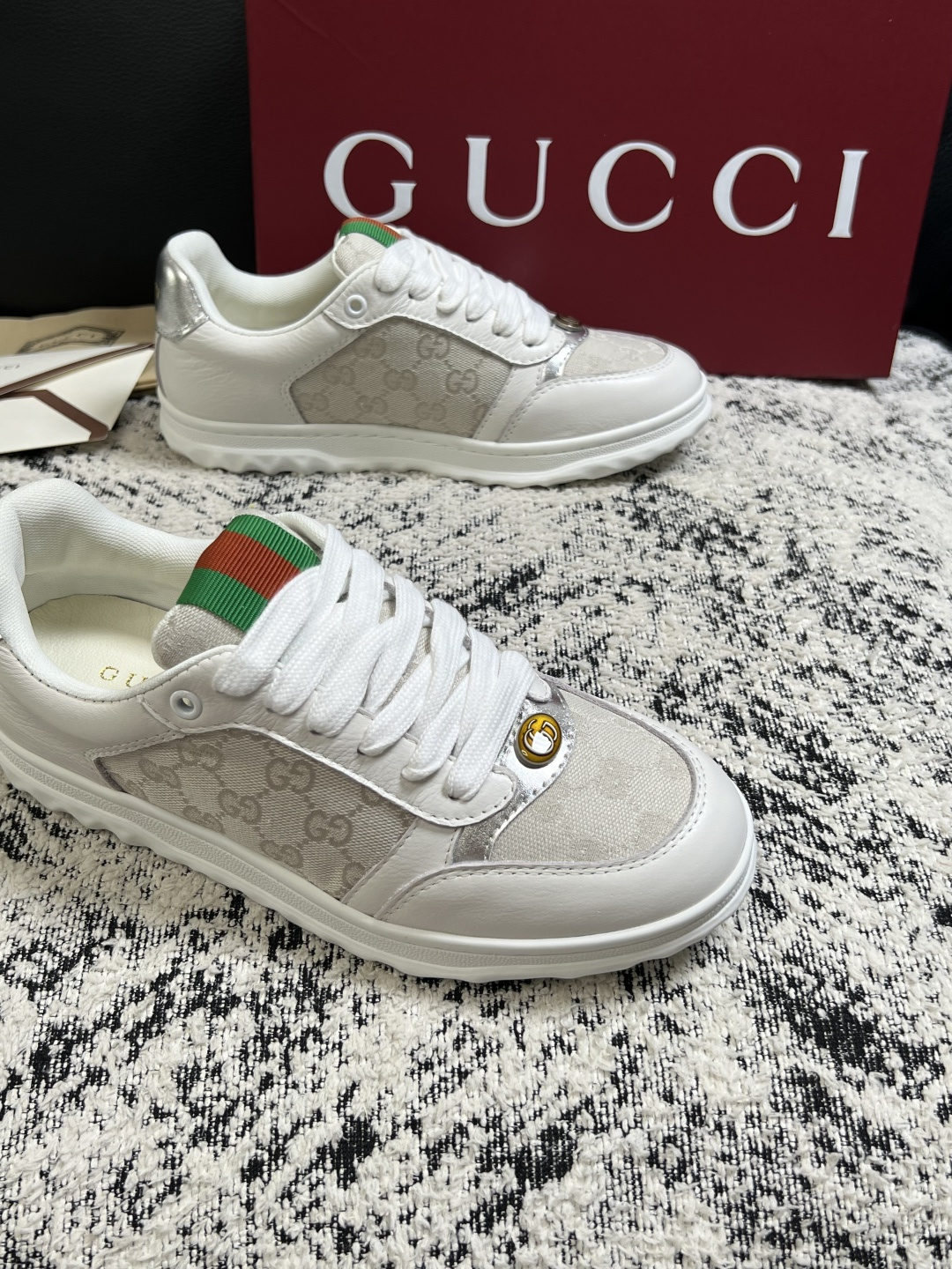 Gucci 高品质  顶级工艺品  古奇  专柜新款原厂配置，意大利进口牛皮面料，进口牛皮内里垫，透气舒适，鞋底：原厂特