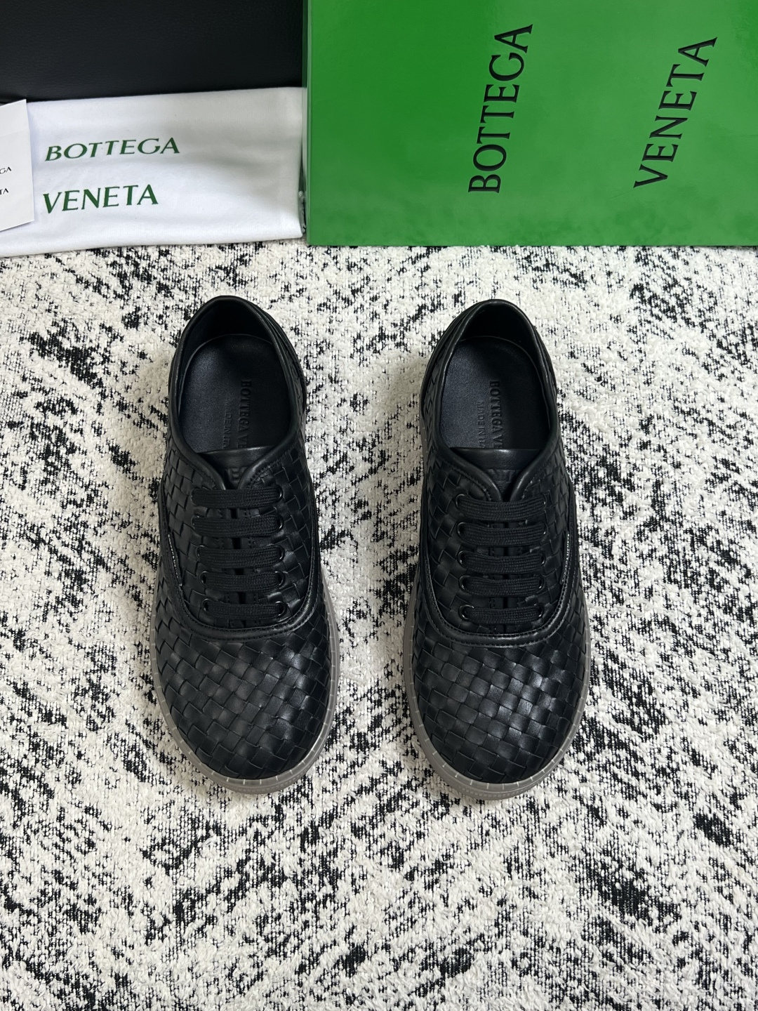 BOTTEGA  VENETA  顶级代购  葆蝶家 专柜同步，鞋面意大利进口编织牛皮面料，透气牛皮内里舒适，鞋底：原厂