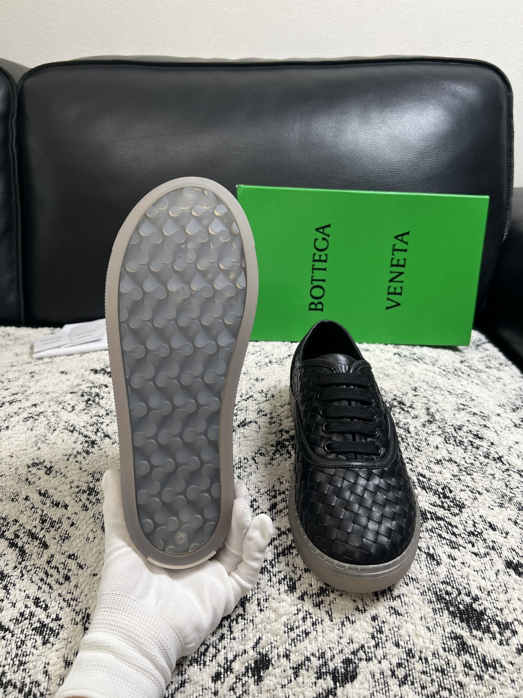 BOTTEGA  VENETA  顶级代购  葆蝶家 专柜同步，鞋面意大利进口编织牛皮面料，透气牛皮内里舒适，鞋底：原厂