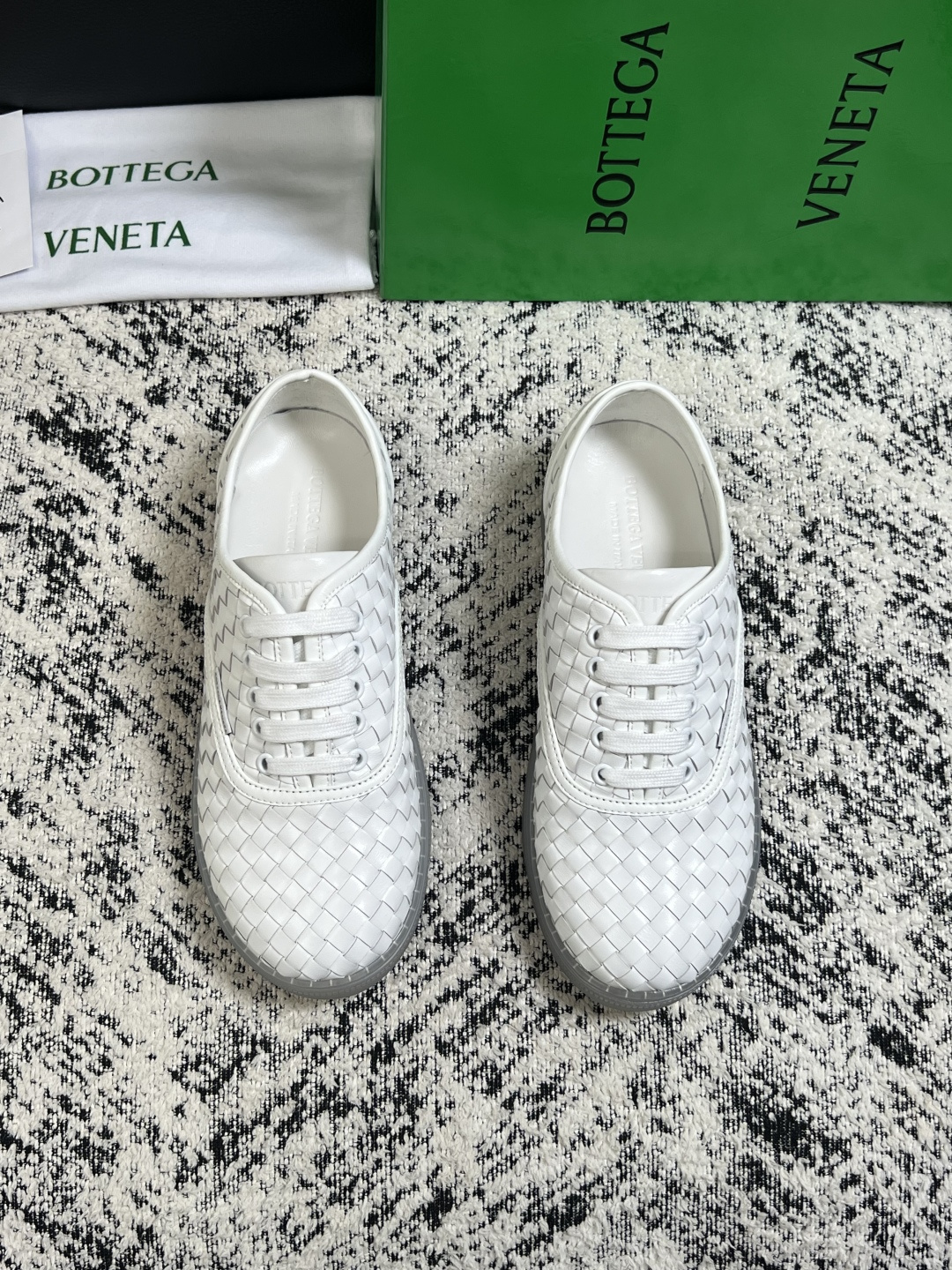 BOTTEGA  VENETA  顶级代购  葆蝶家 专柜同步，鞋面意大利进口编织牛皮面料，透气牛皮内里舒适，鞋底：原厂