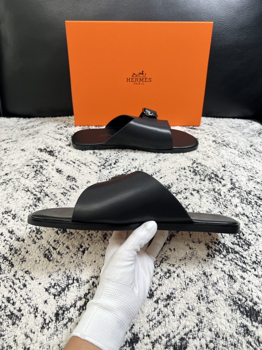 Hermes  高品质  顶级工艺品  爱马仕 拖鞋专柜同步发售原厂配置，意大利进口原版面料，高品质拼接工艺，全进口水染