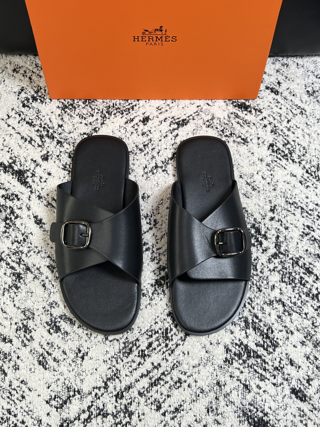 Hermes  高品质  顶级工艺品  爱马仕 拖鞋专柜同步发售原厂配置，意大利进口原版面料，高品质拼接工艺，全进口水染