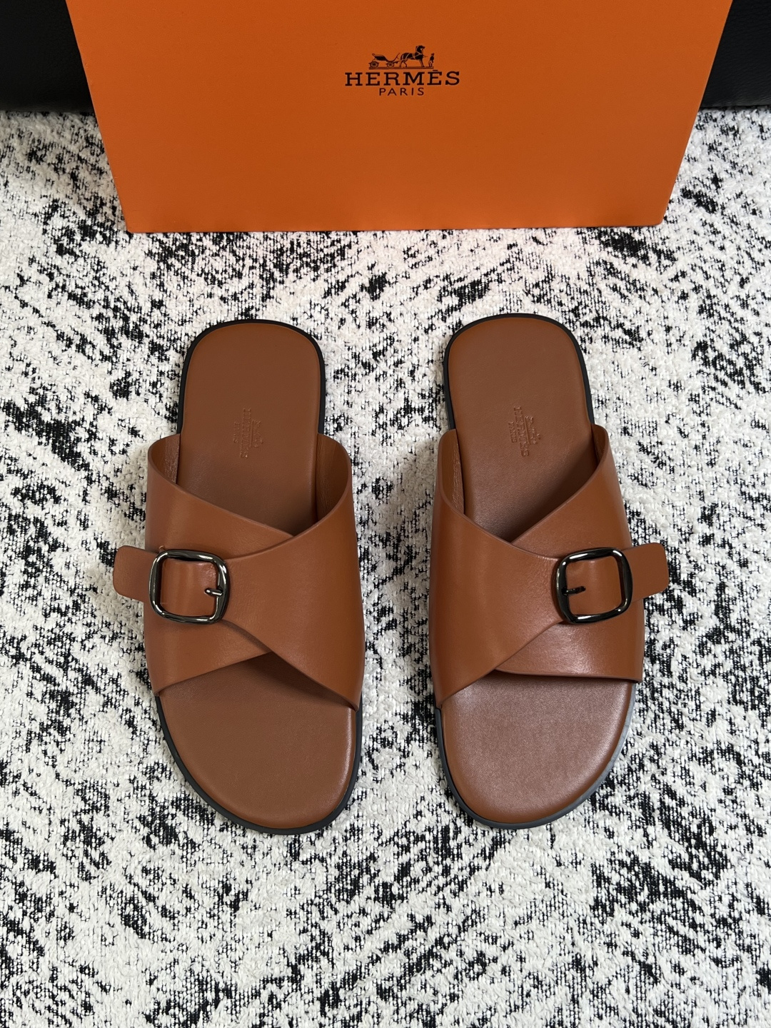 Hermes  高品质  顶级工艺品  爱马仕 拖鞋专柜同步发售原厂配置，意大利进口原版面料，高品质拼接工艺，全进口水染